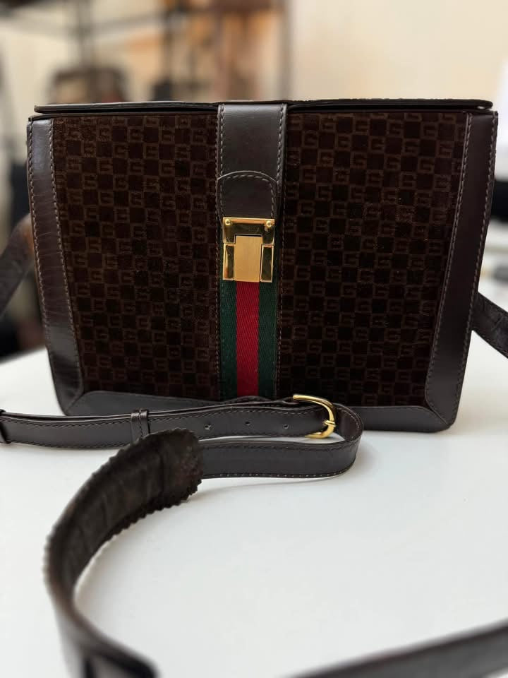 GUCCI - SUEDE SLING / SHOULDER BAG - (Pre-loved)