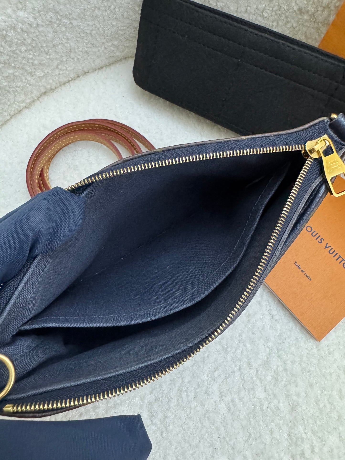 LOUIS VUITTON - PALLAS CLUTCH MARINE (Pre-loved)