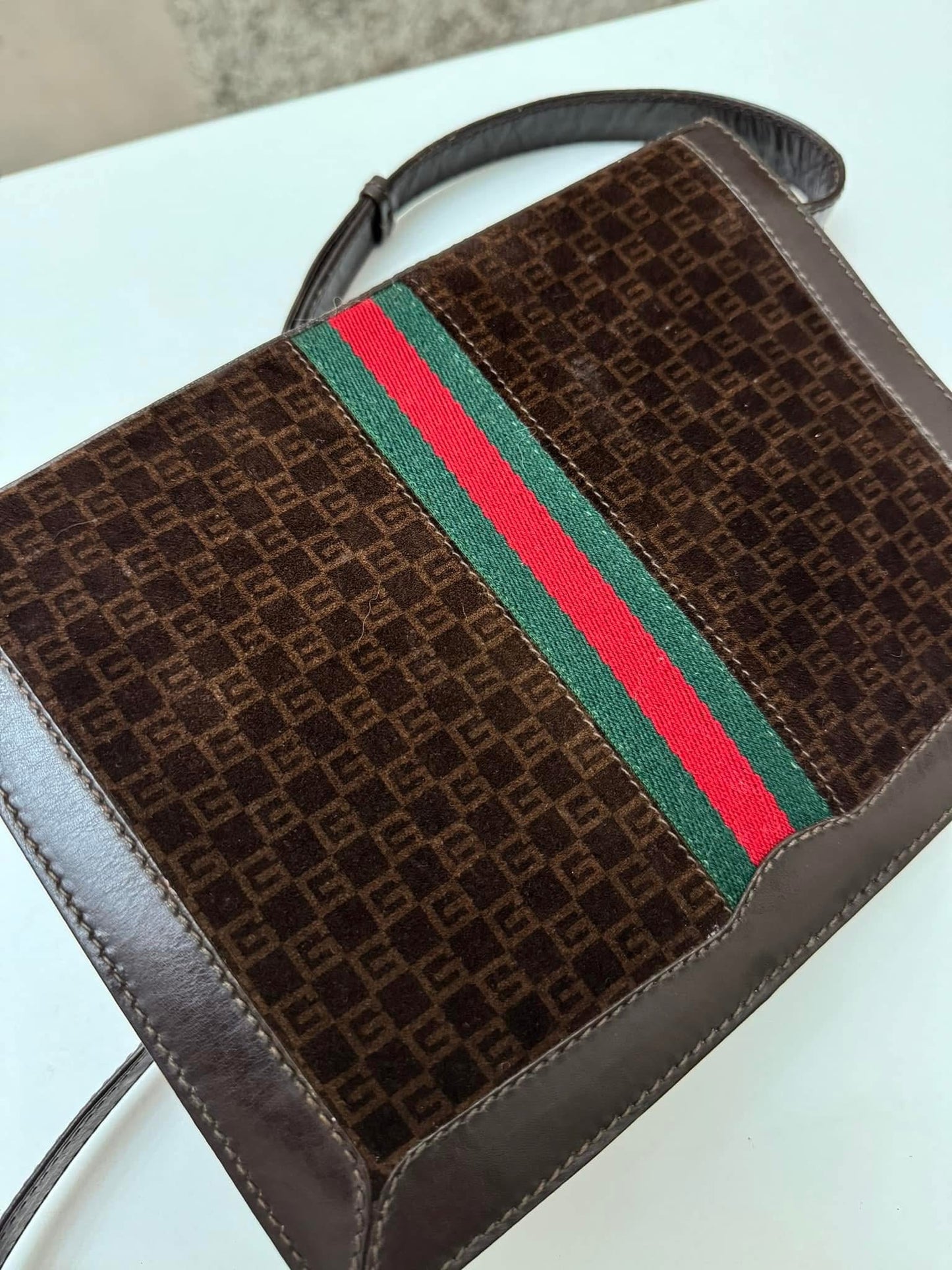 GUCCI - SUEDE SLING / SHOULDER BAG - (Pre-loved)