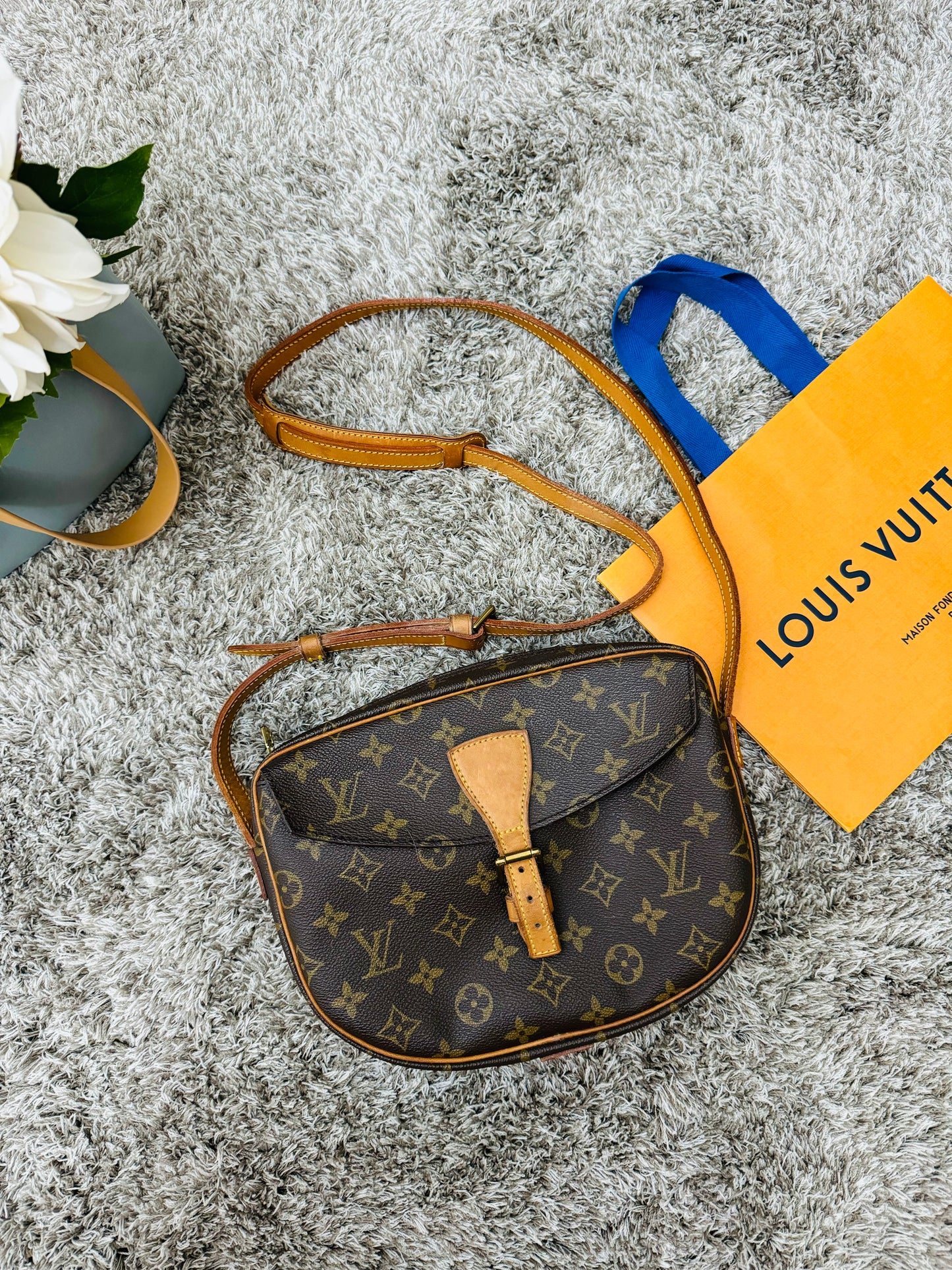 JEUNE FILLE SLING BAG