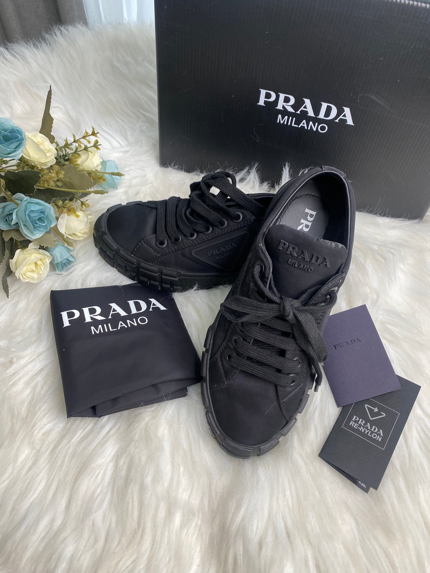 PRADA - LOWCUT SNEAKERS Unisex (Pre-loved)