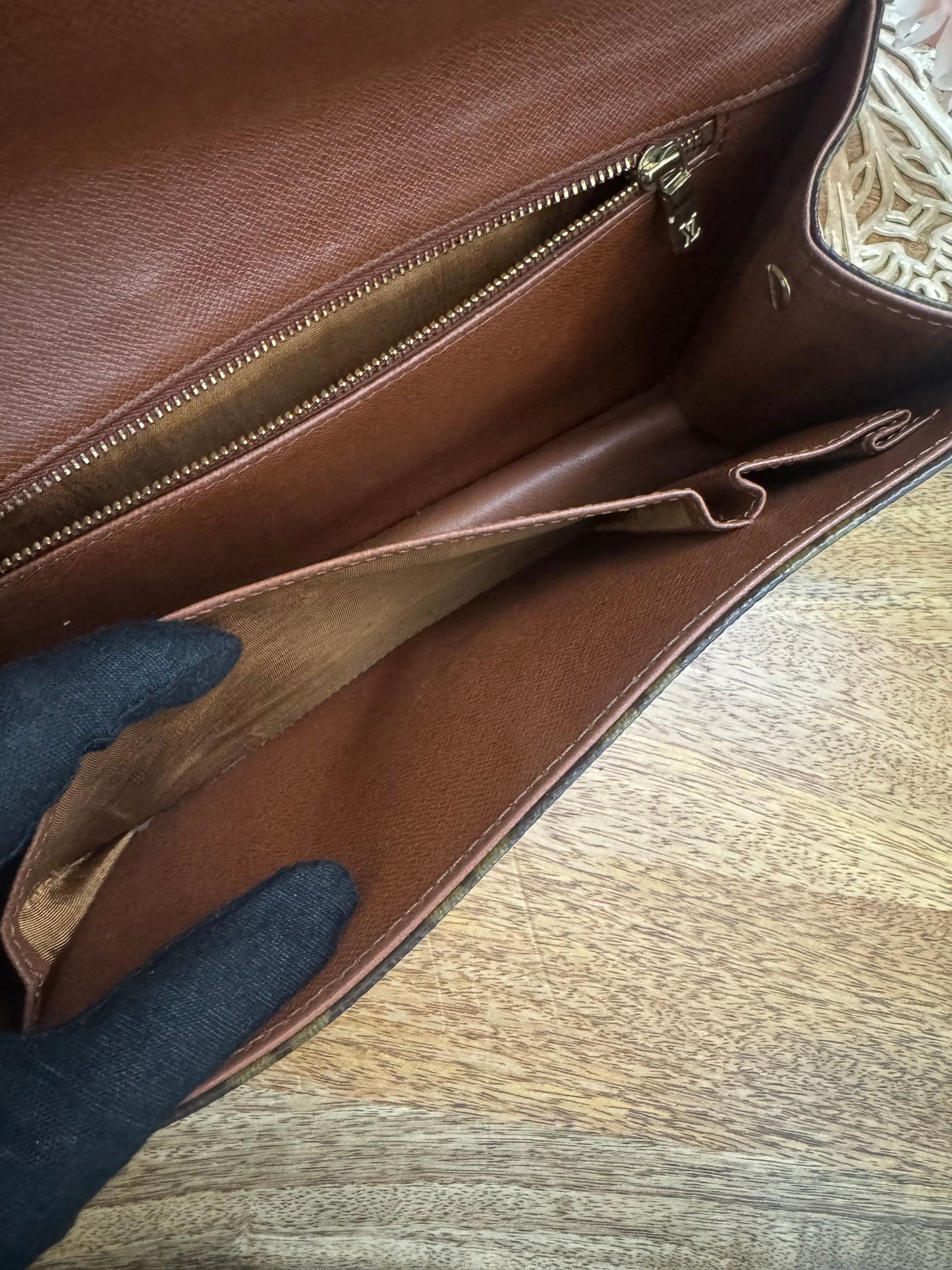 LOUIS VUITTON - DAME CLUTCH - Converted (Preloved)