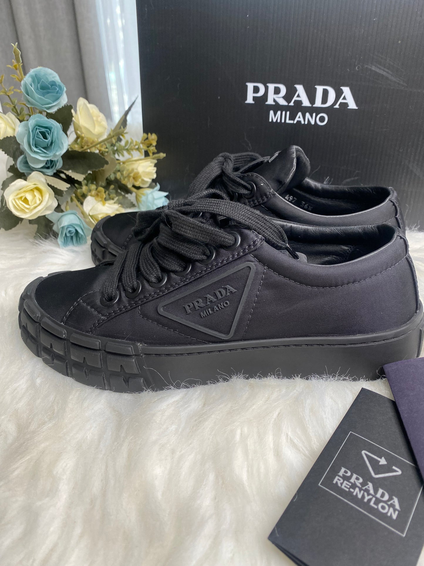 PRADA - LOWCUT SNEAKERS Unisex (Pre-loved)