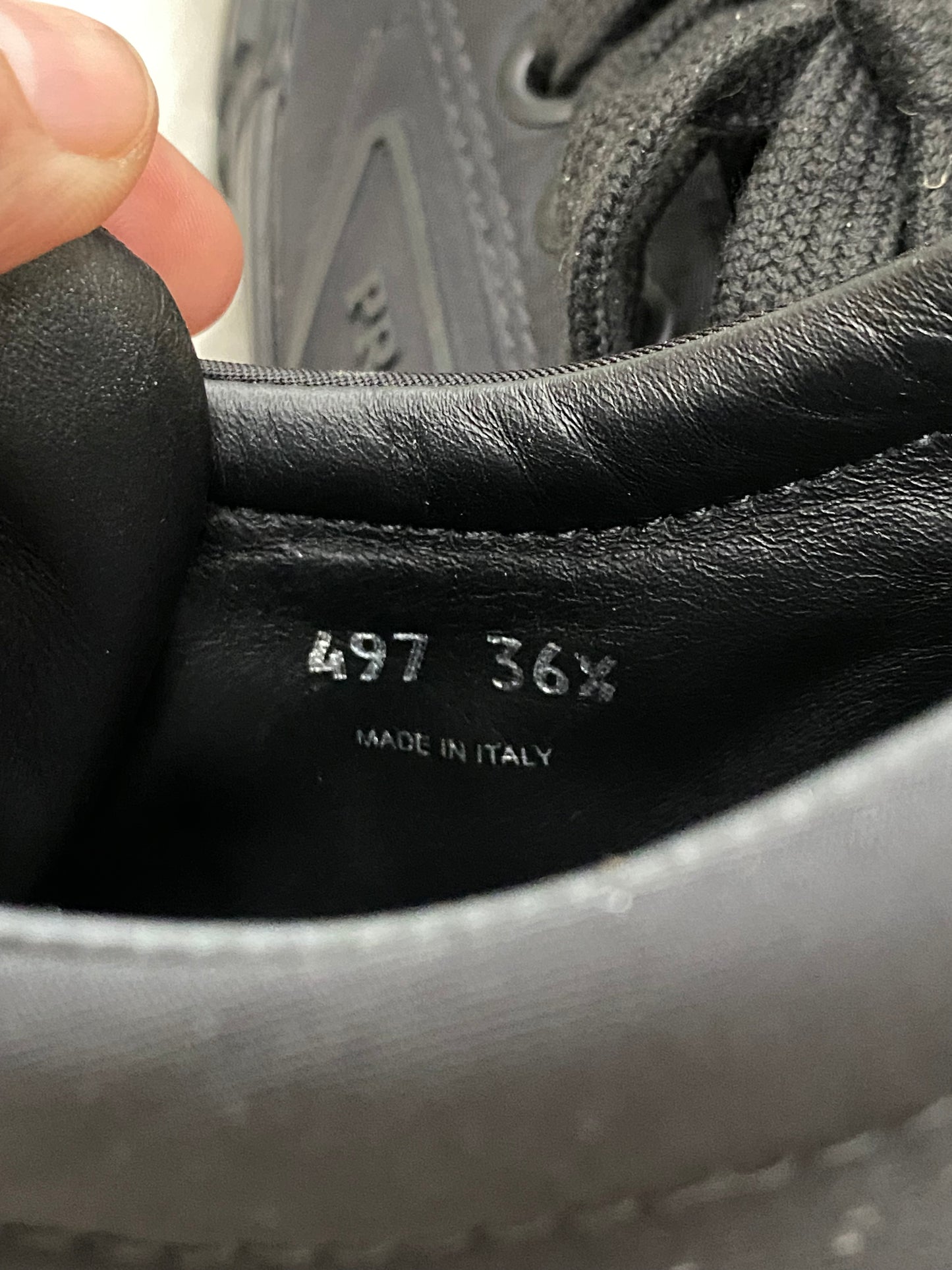 PRADA - LOWCUT SNEAKERS Unisex (Pre-loved)