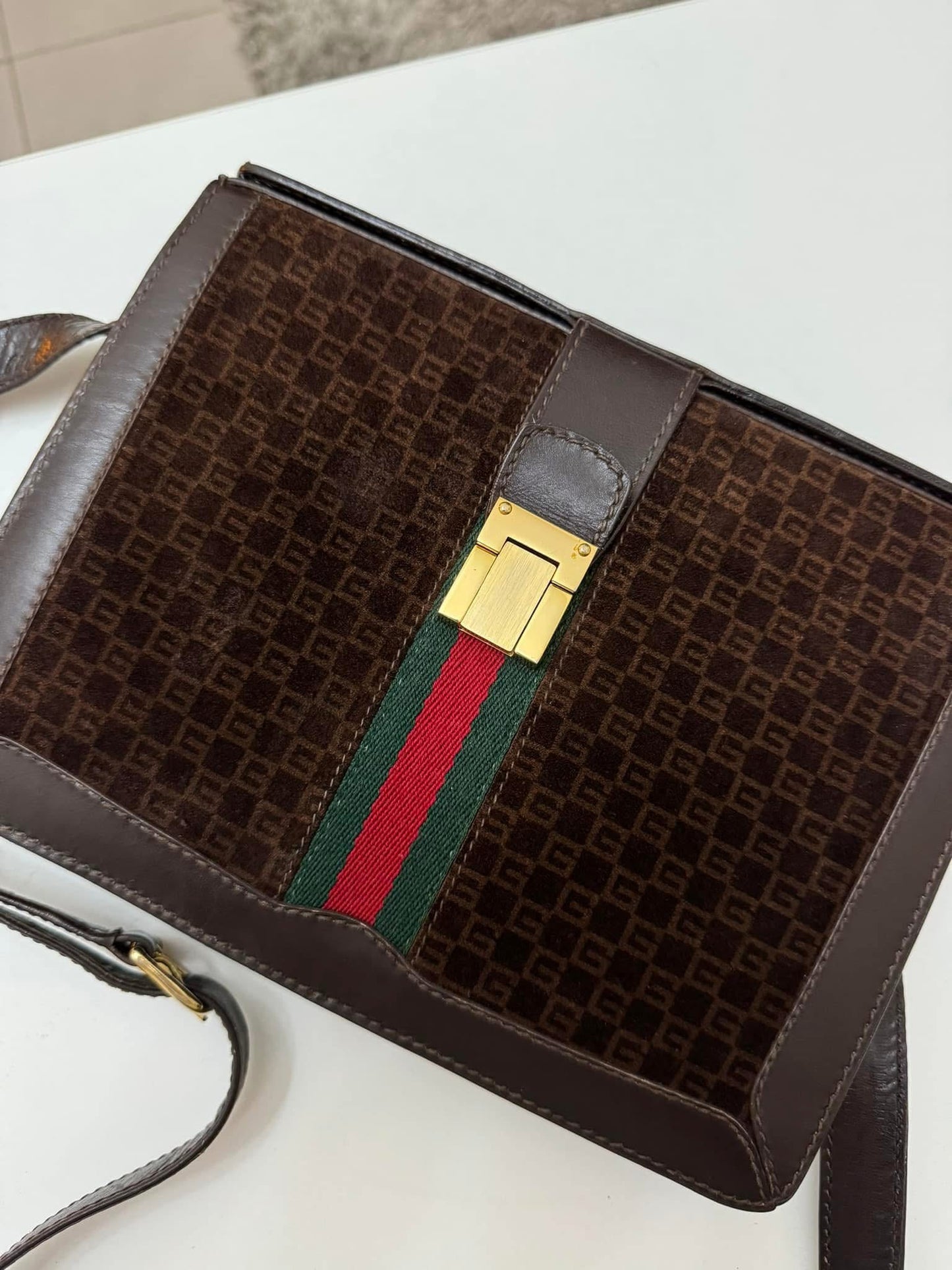 GUCCI - SUEDE SLING / SHOULDER BAG - (Pre-loved)