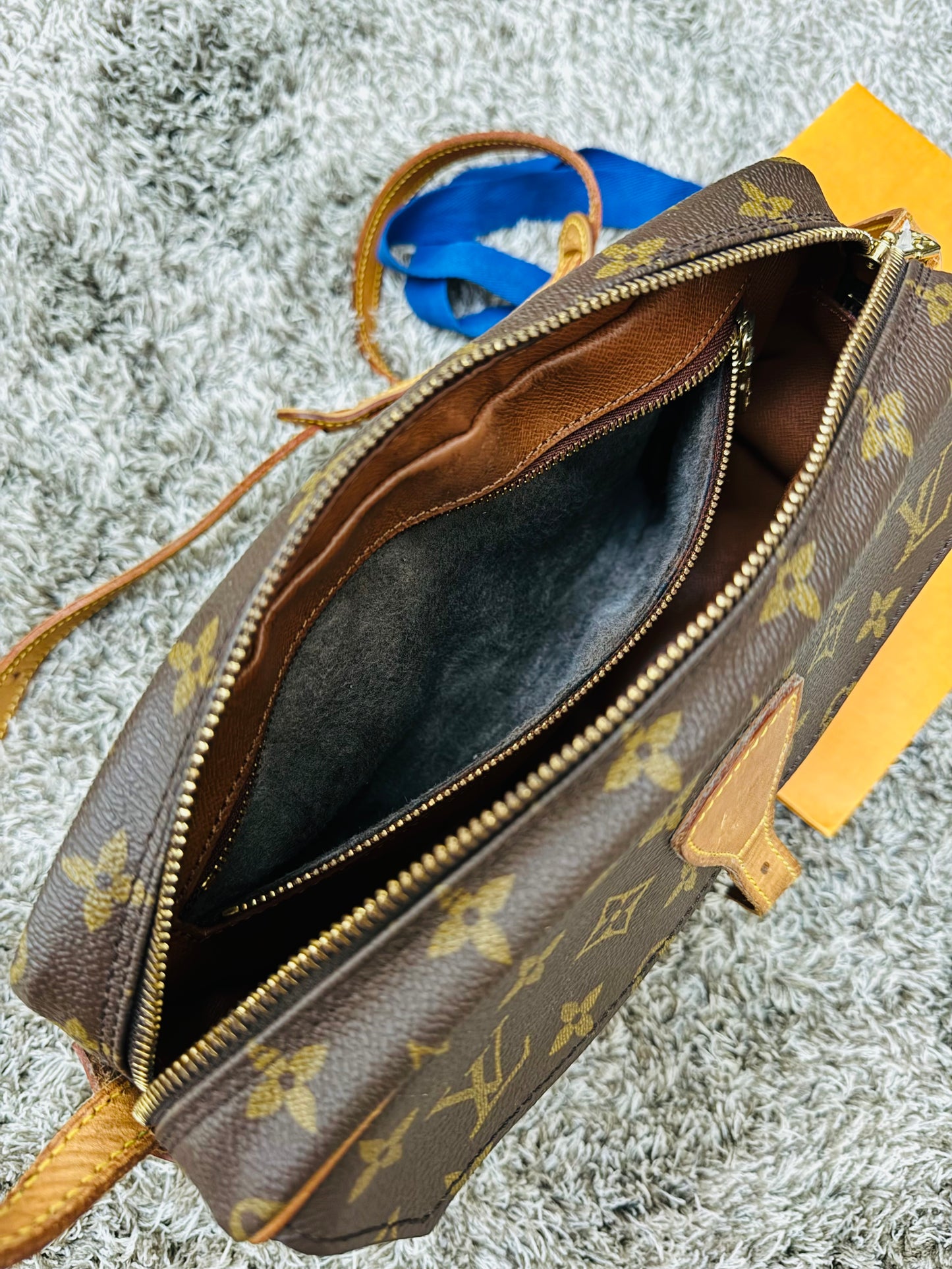 JEUNE FILLE SLING BAG
