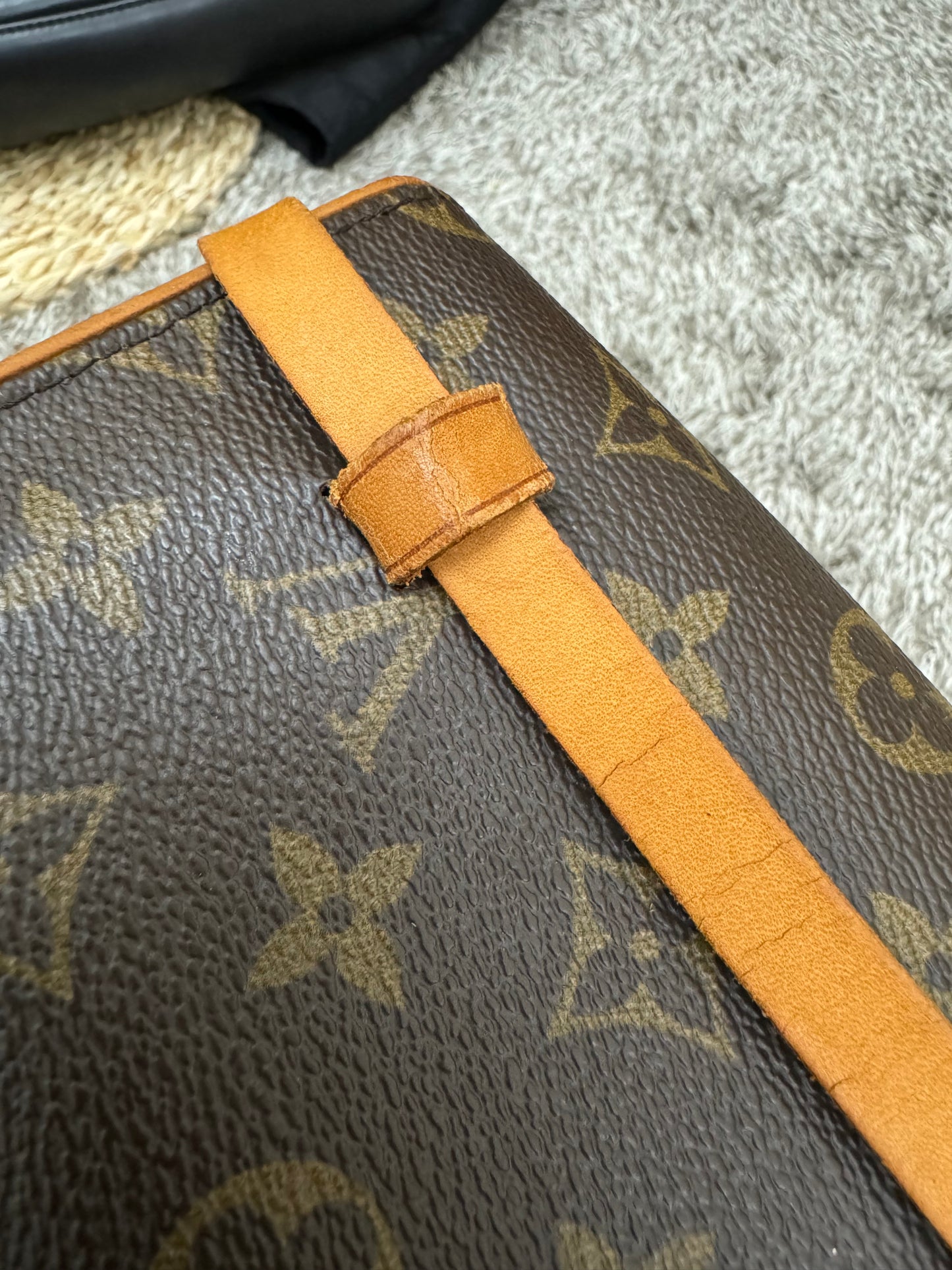 LOUIS VUITTON - POCHETTE FLORENTINE BELT BAG (Pre-loved)