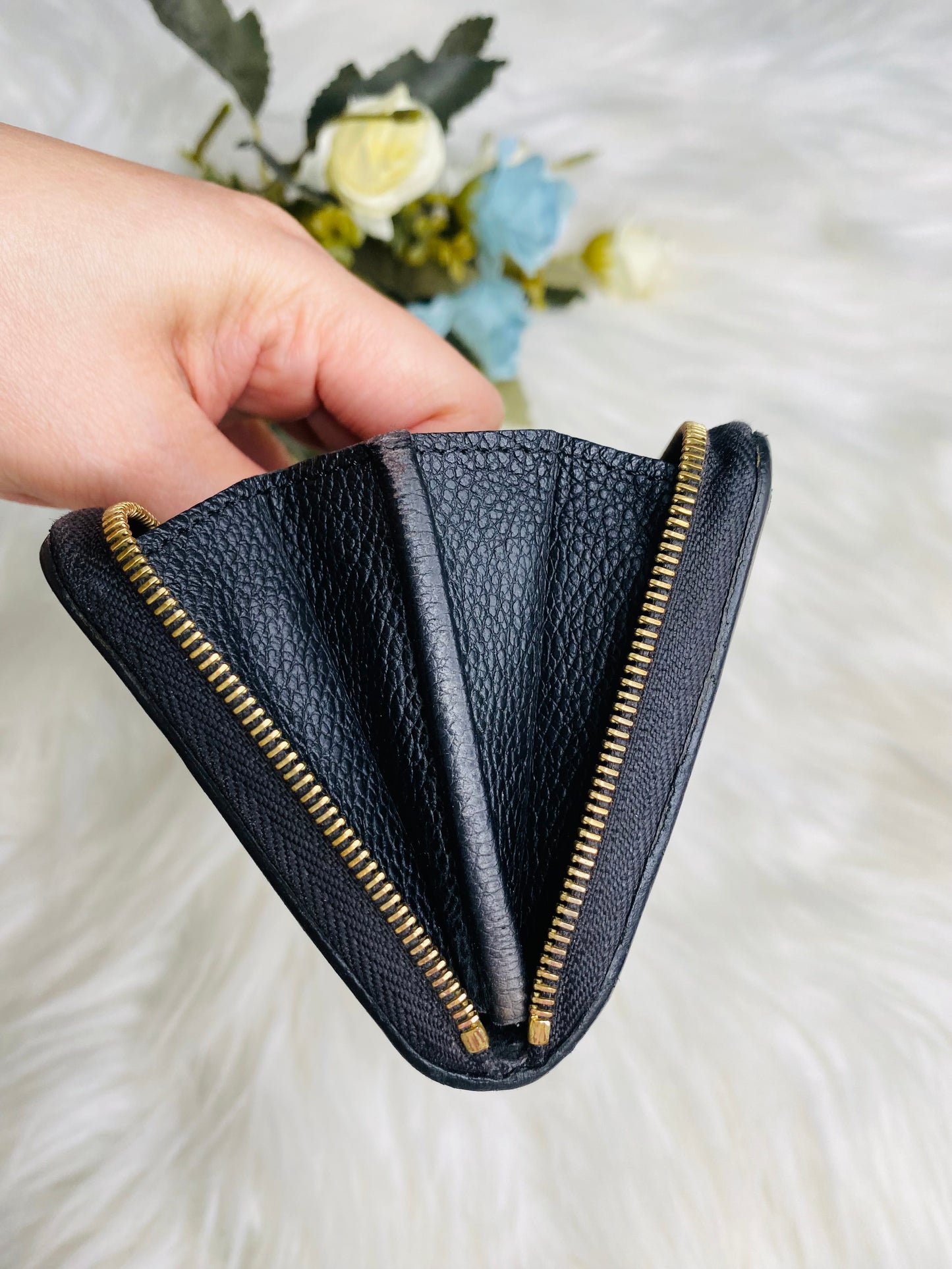 EMPREINTE SHORT ZIPPY WALLET (Black)
