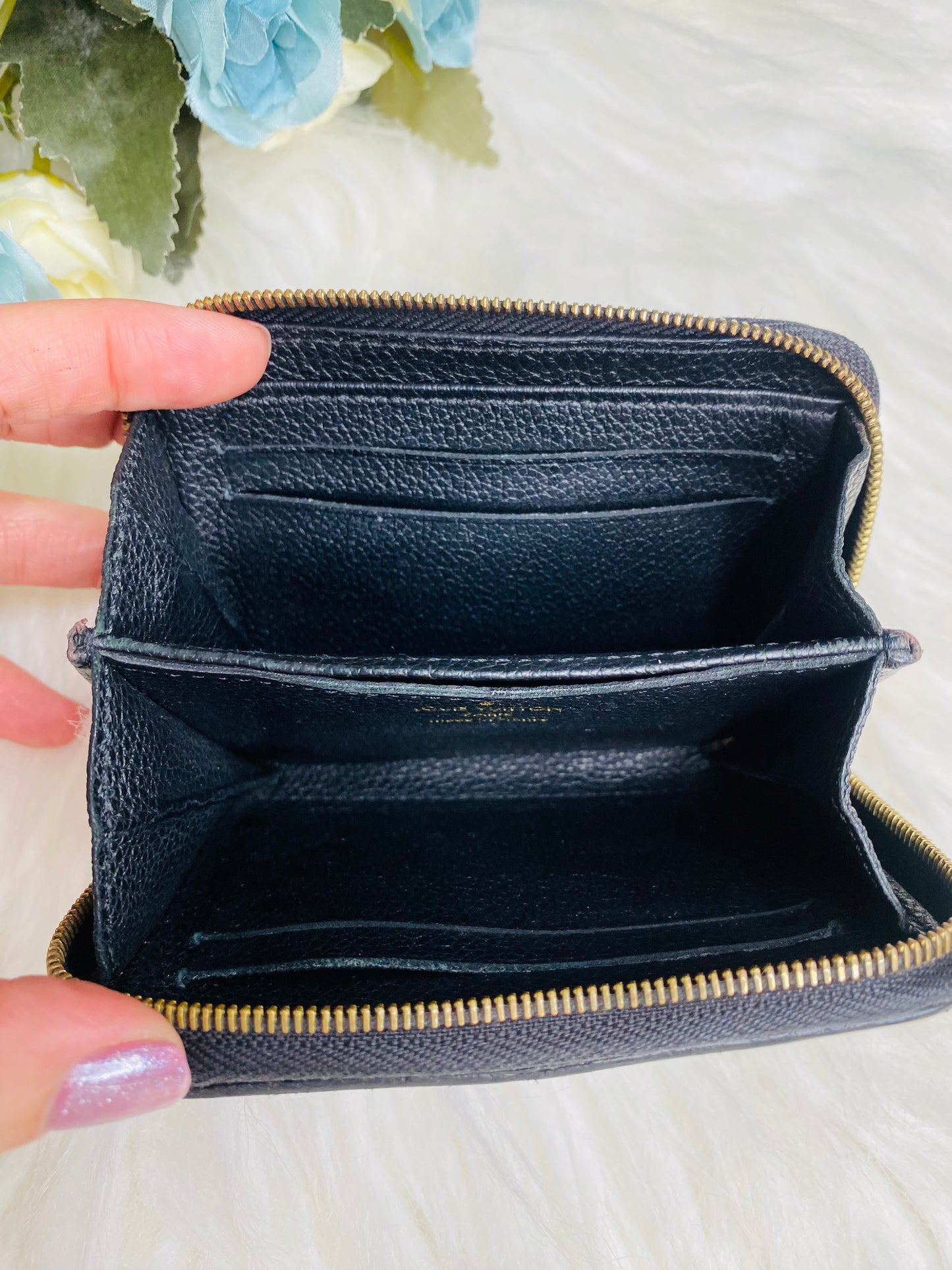 EMPREINTE SHORT ZIPPY WALLET (Black)
