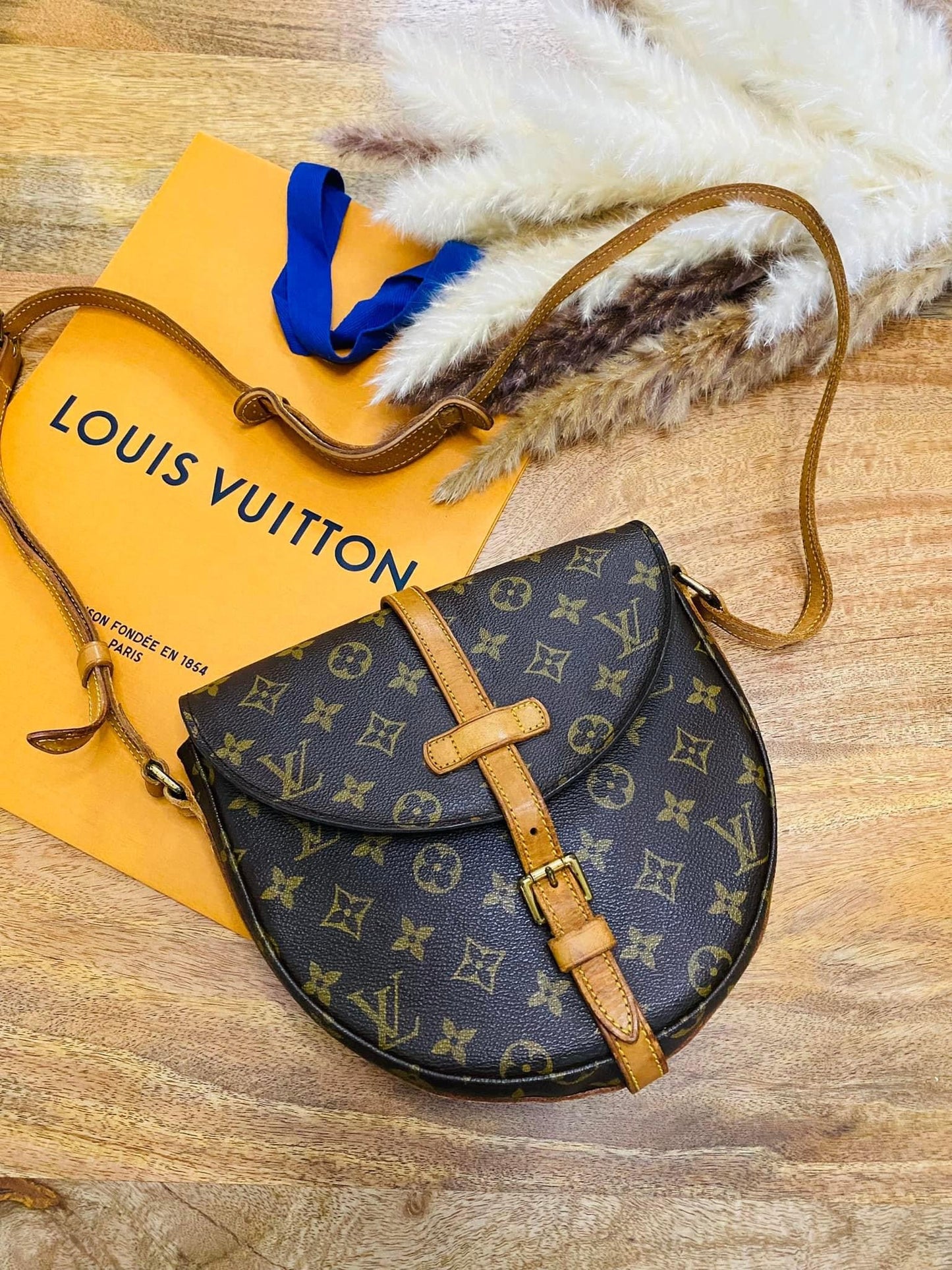CHANTILLY MM SLING BAG