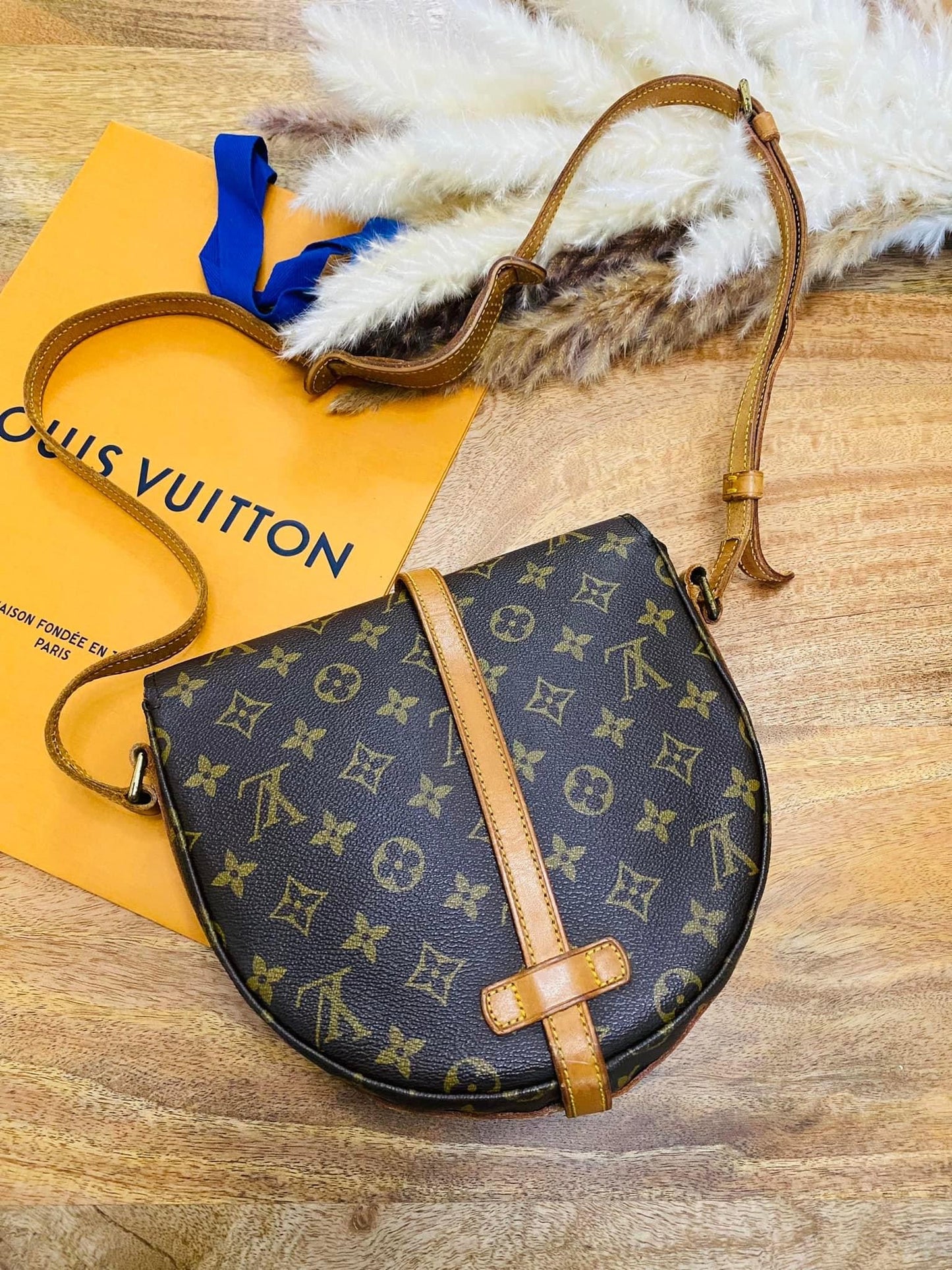 CHANTILLY MM SLING BAG