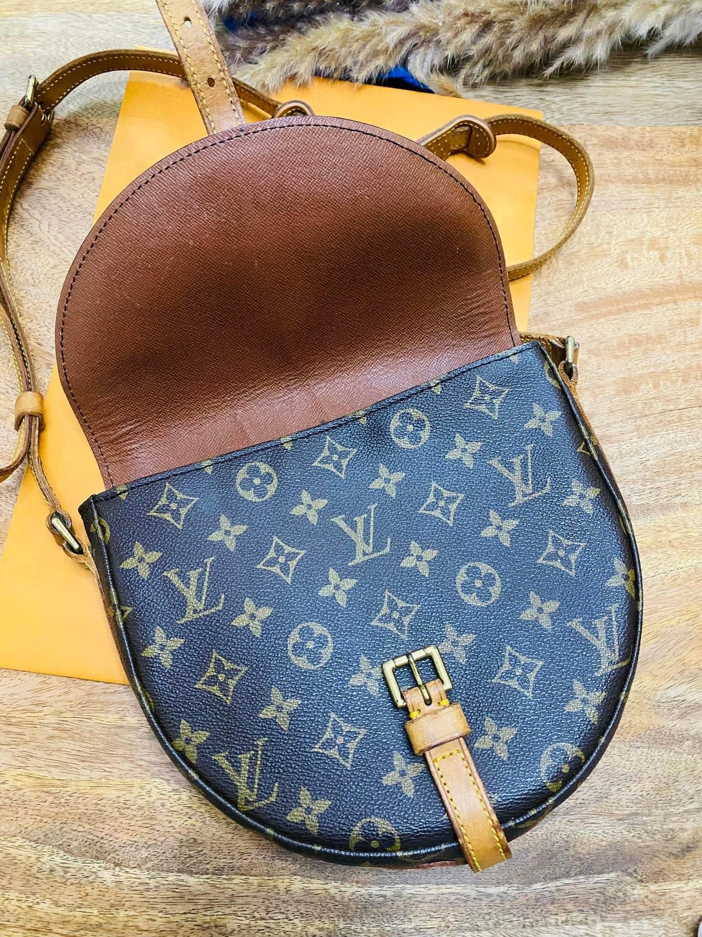 CHANTILLY MM SLING BAG