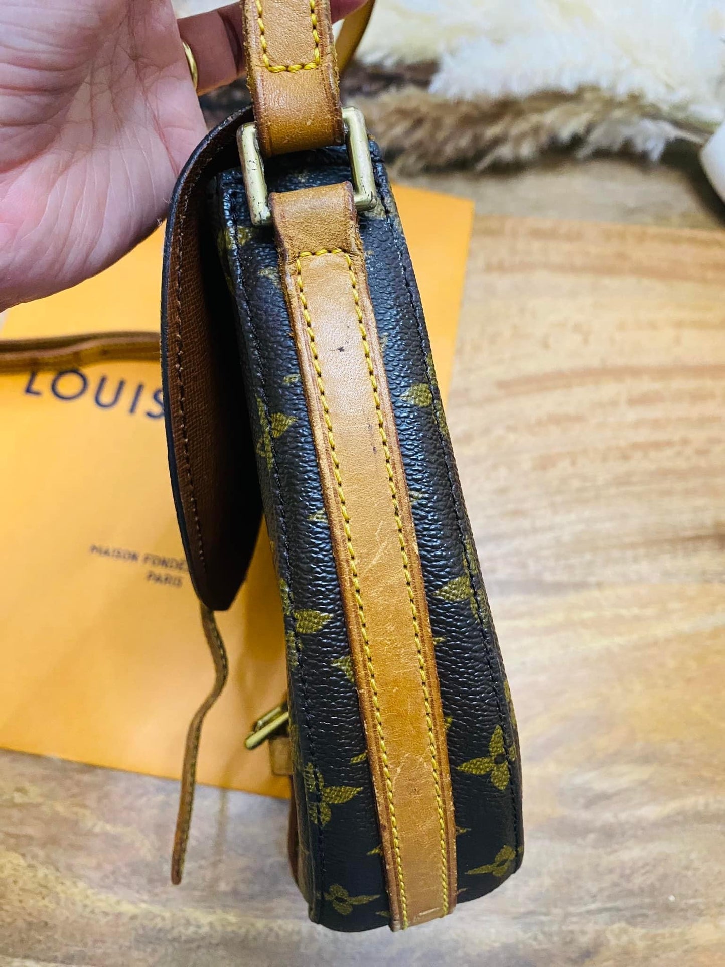 CHANTILLY MM SLING BAG