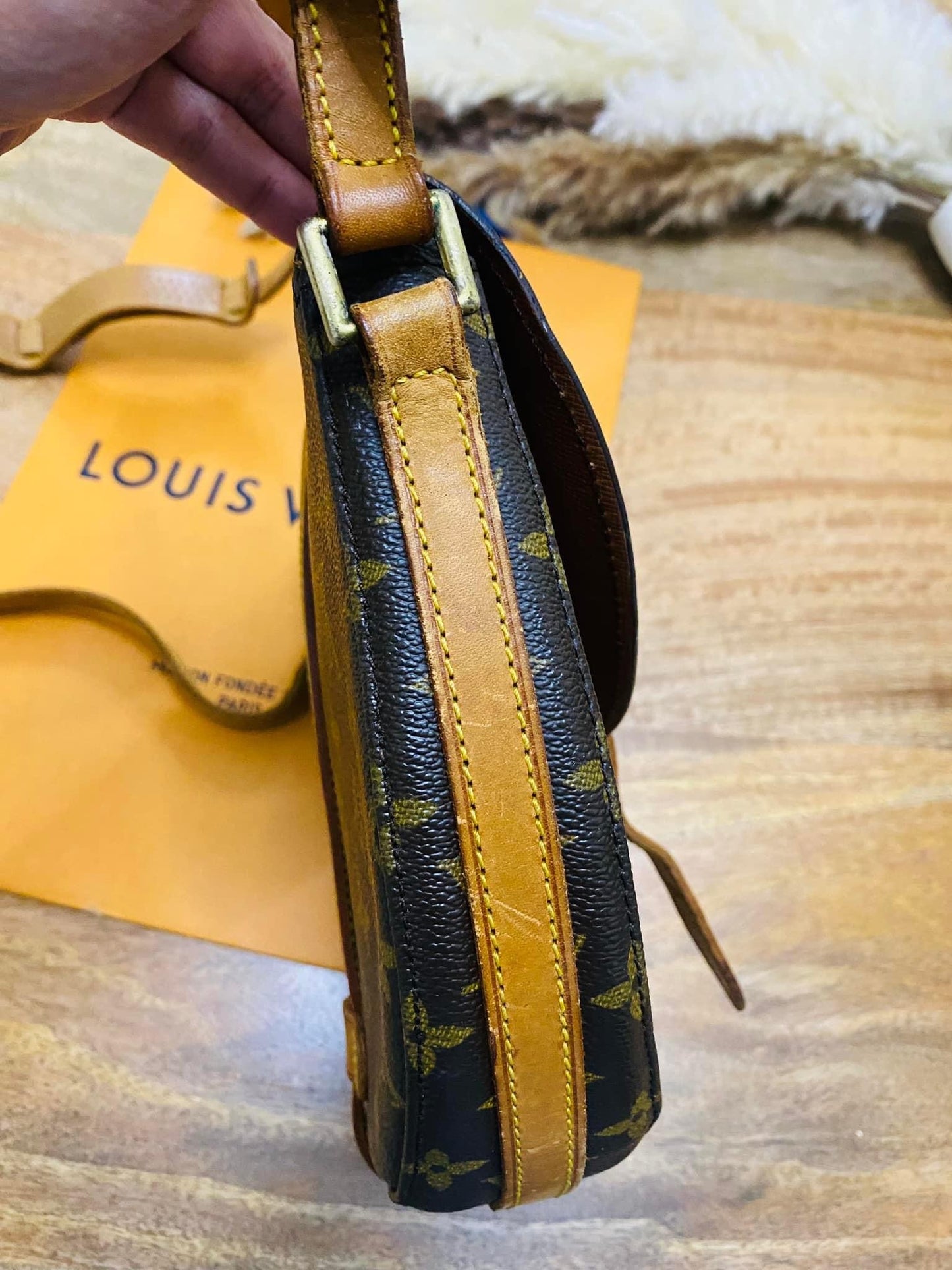 CHANTILLY MM SLING BAG