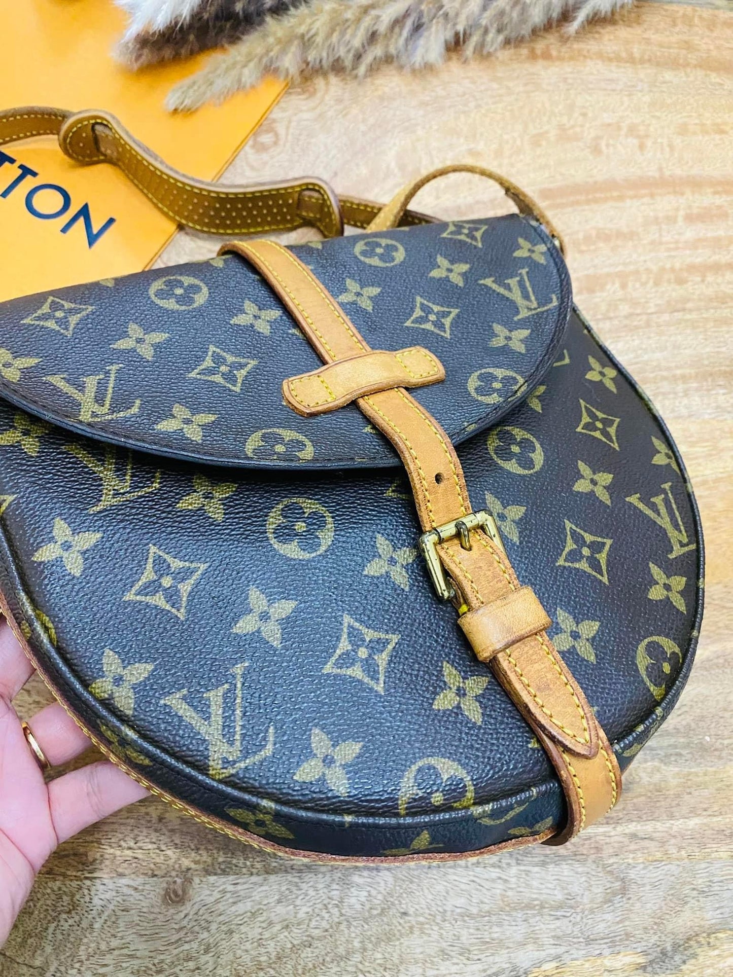 CHANTILLY MM SLING BAG