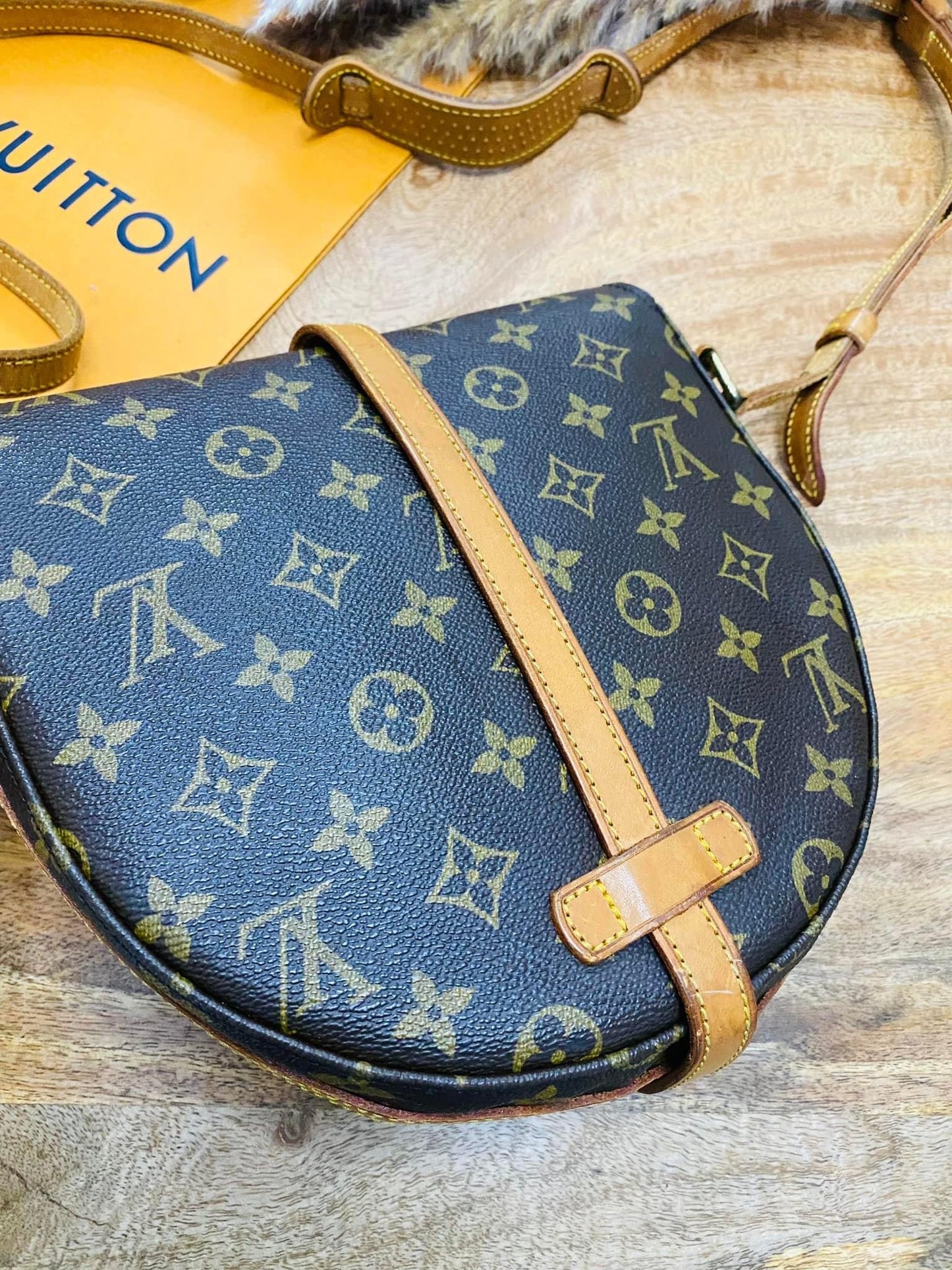 CHANTILLY MM SLING BAG