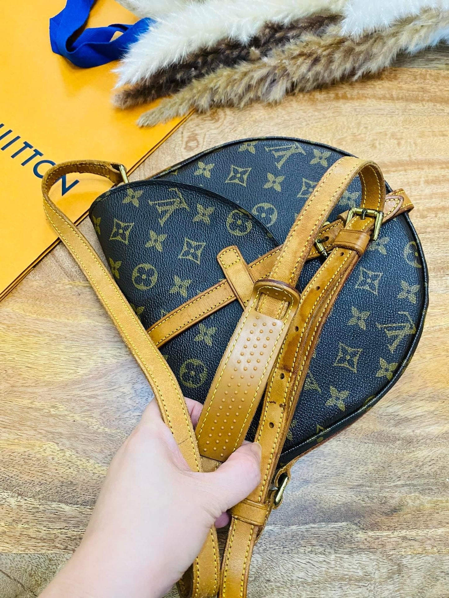 CHANTILLY MM SLING BAG