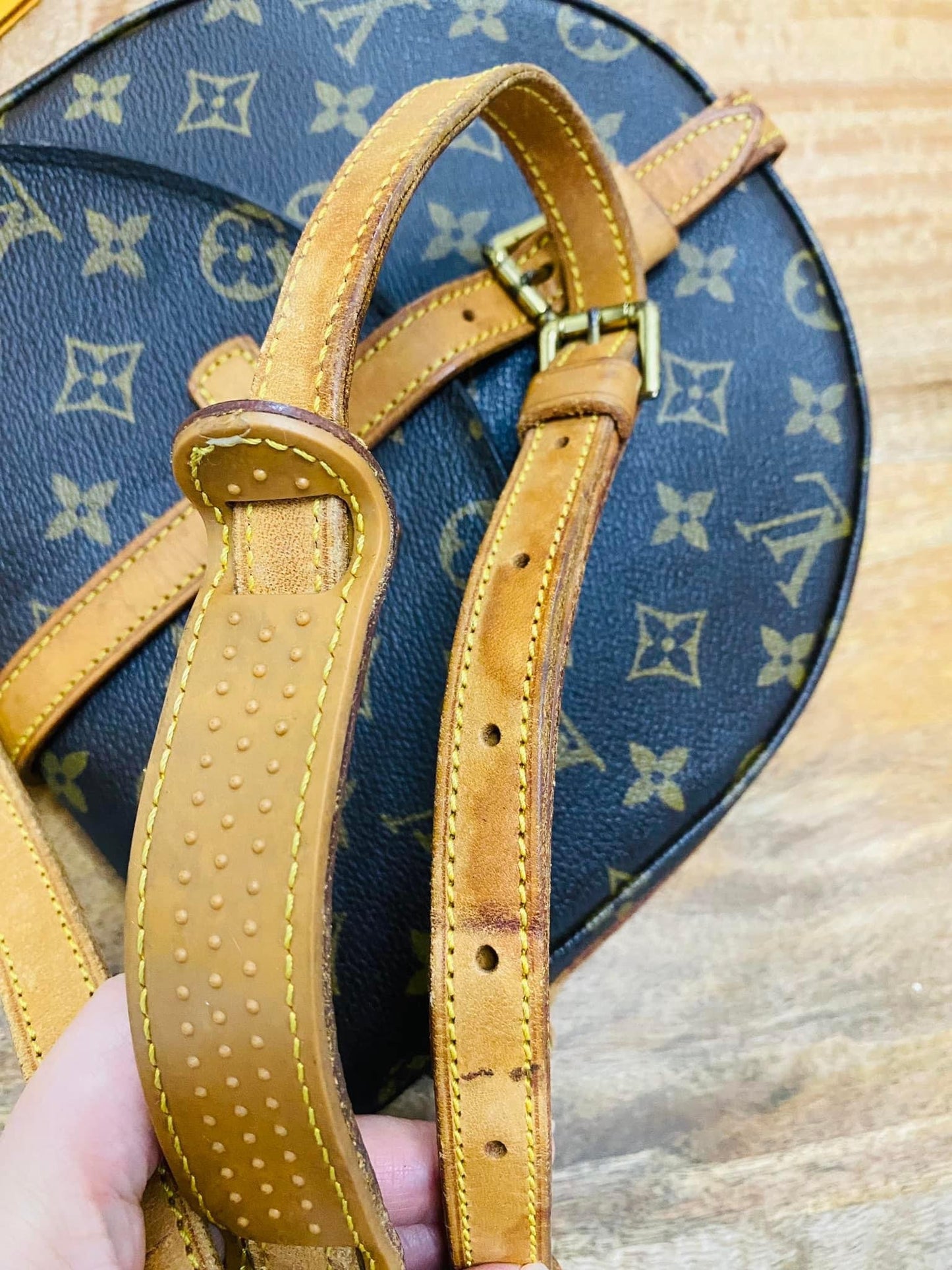 CHANTILLY MM SLING BAG