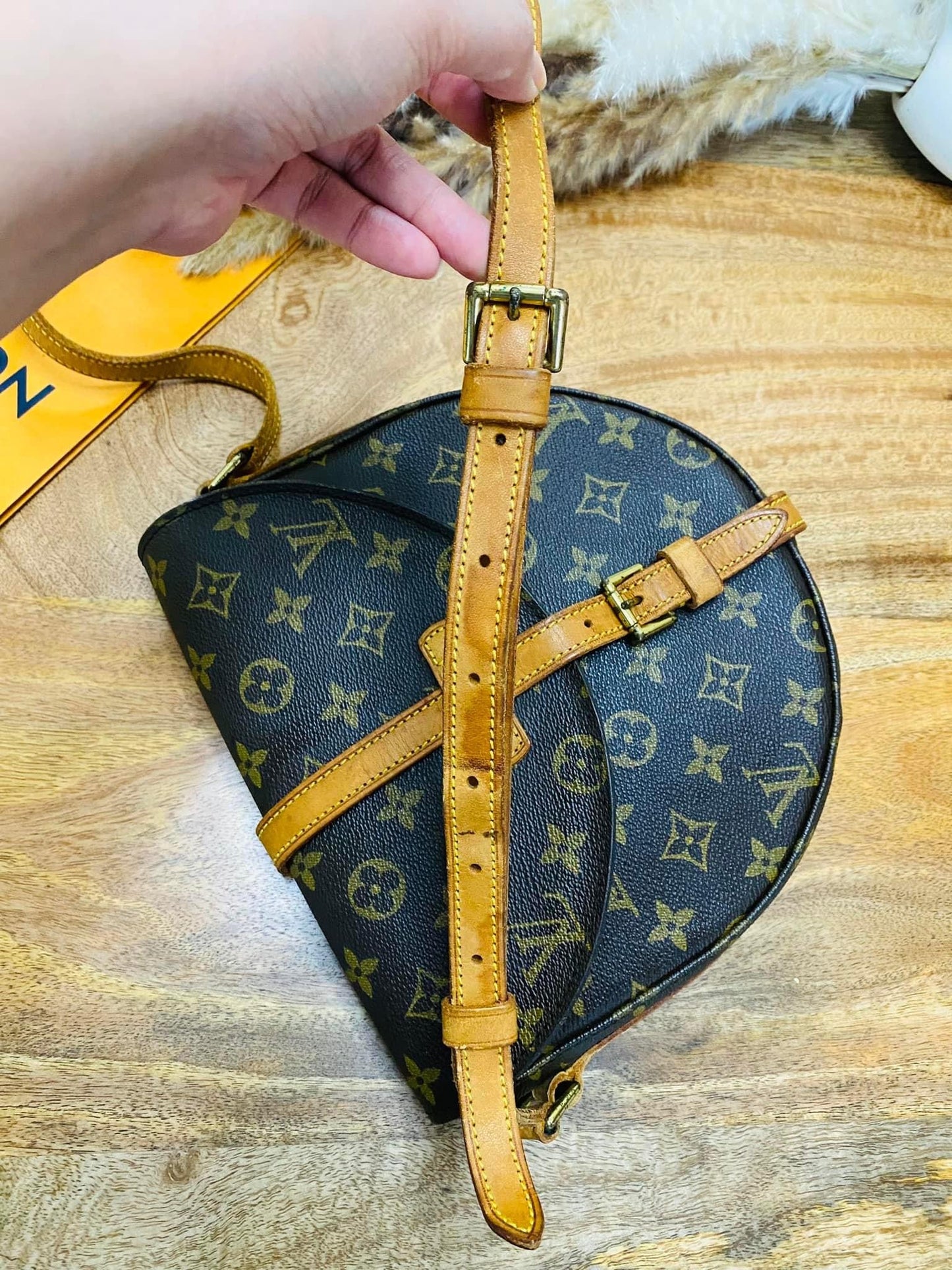 CHANTILLY MM SLING BAG