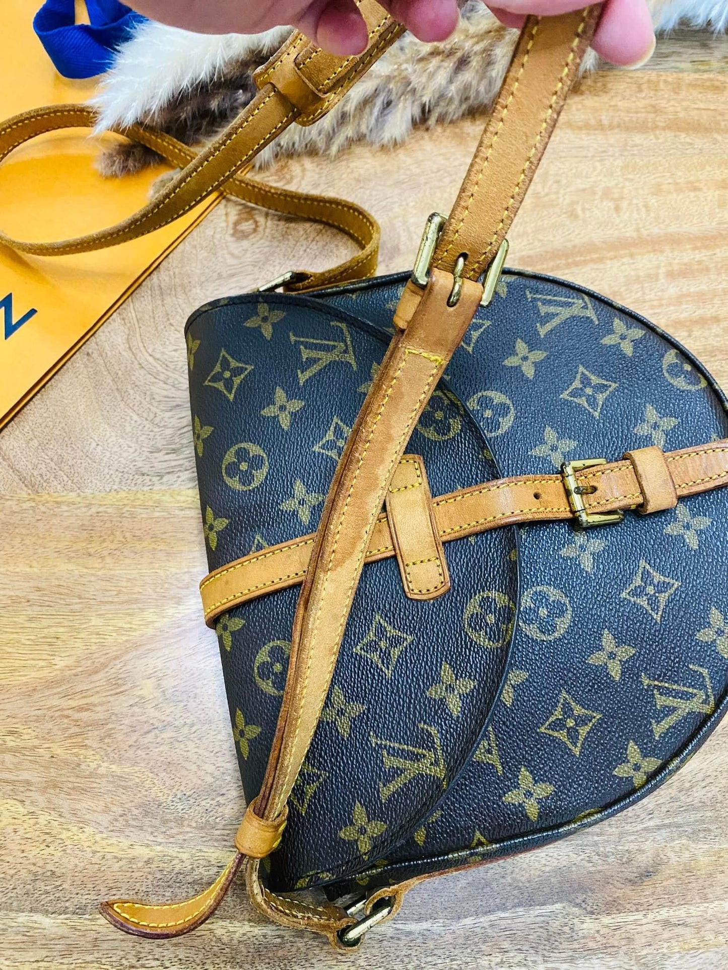 CHANTILLY MM SLING BAG