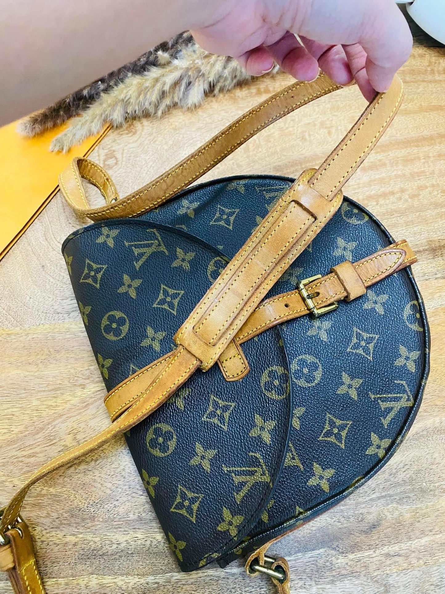 CHANTILLY MM SLING BAG