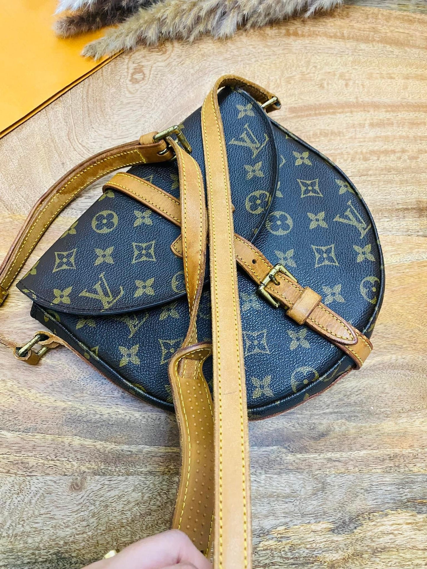 CHANTILLY MM SLING BAG