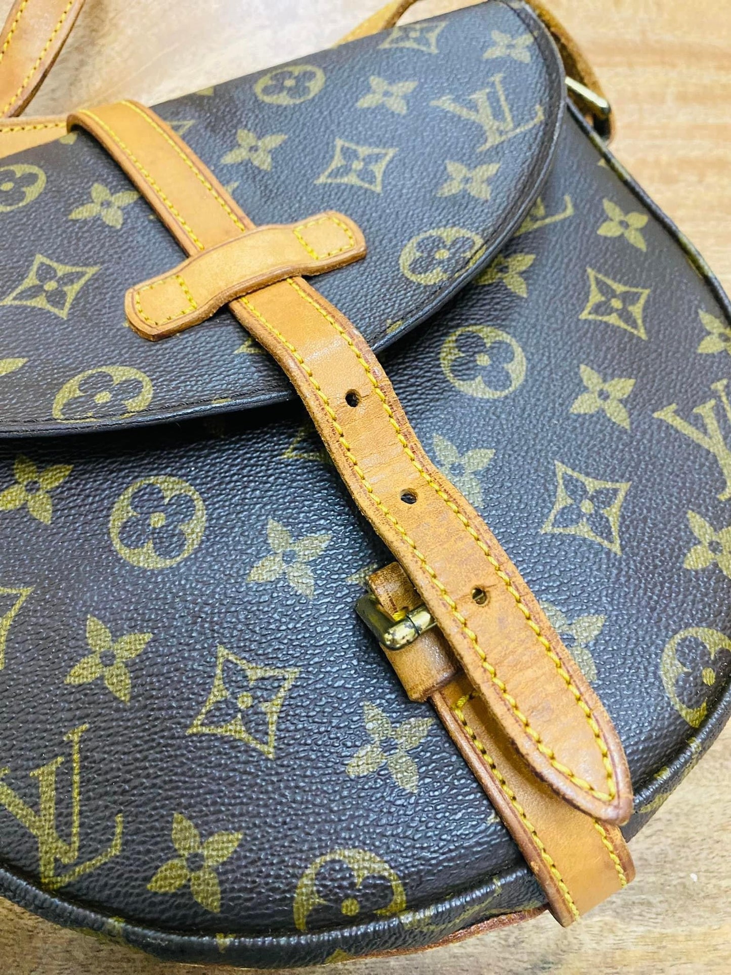 CHANTILLY MM SLING BAG