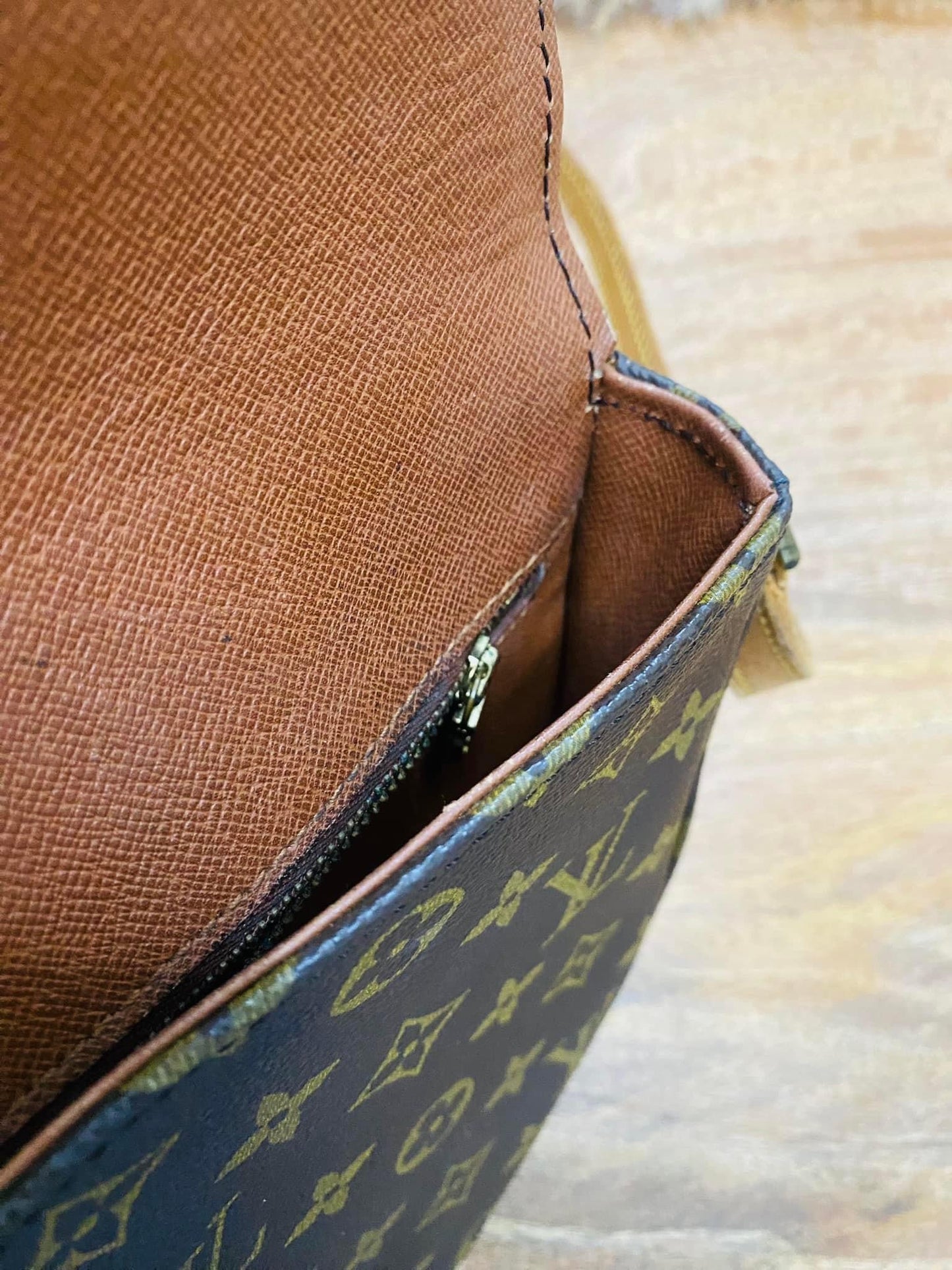 CHANTILLY MM SLING BAG