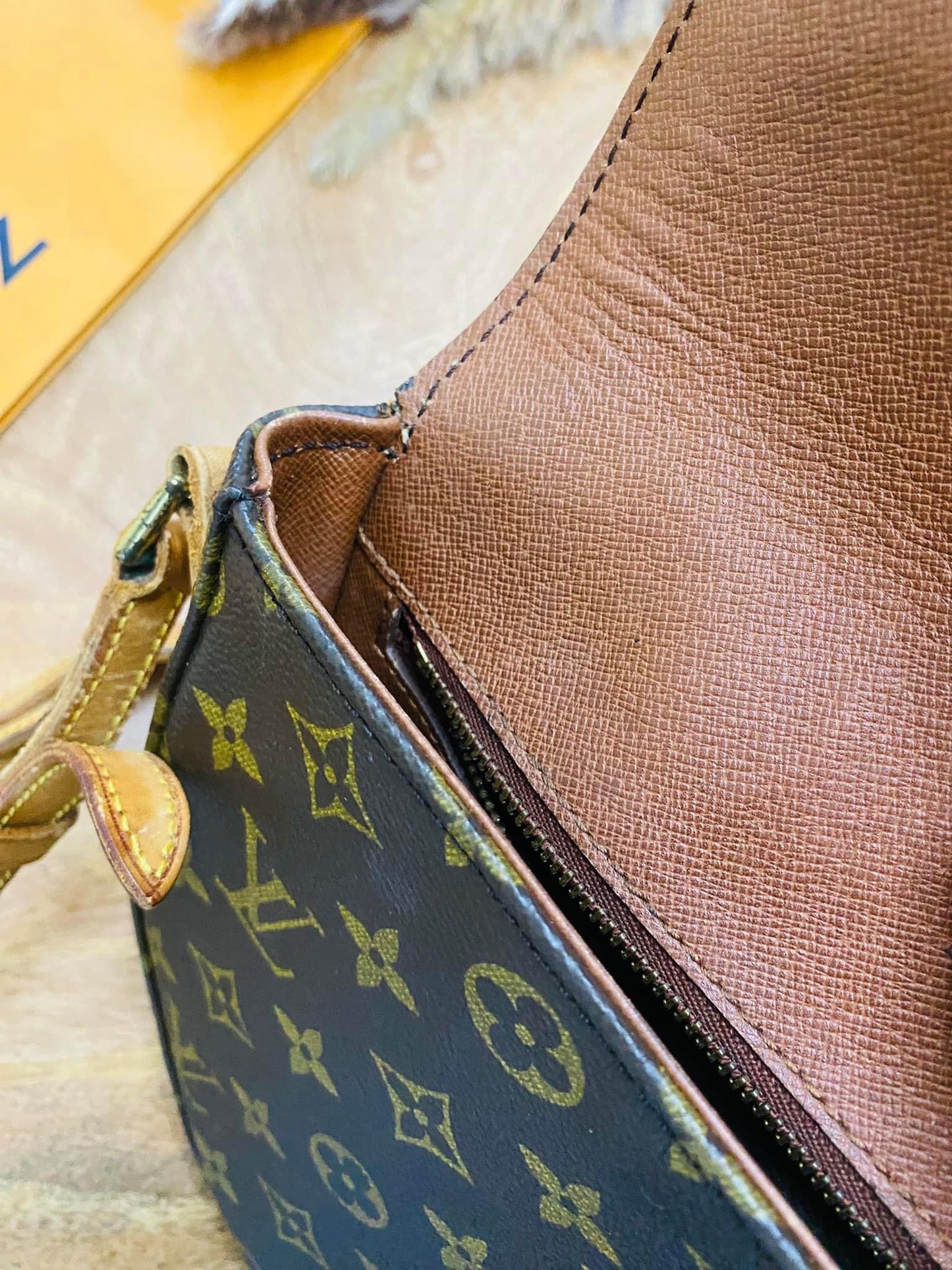 CHANTILLY MM SLING BAG