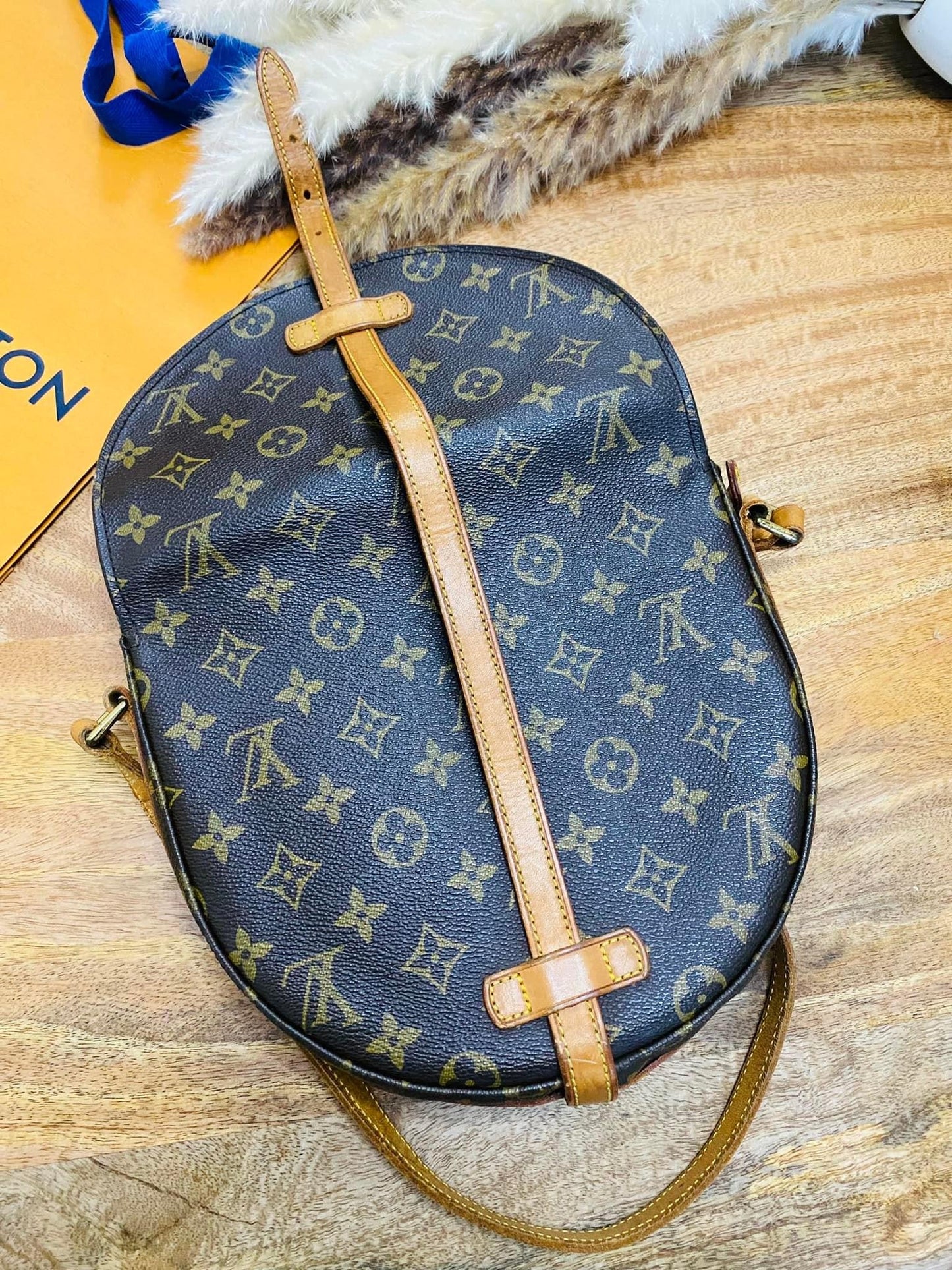 CHANTILLY MM SLING BAG
