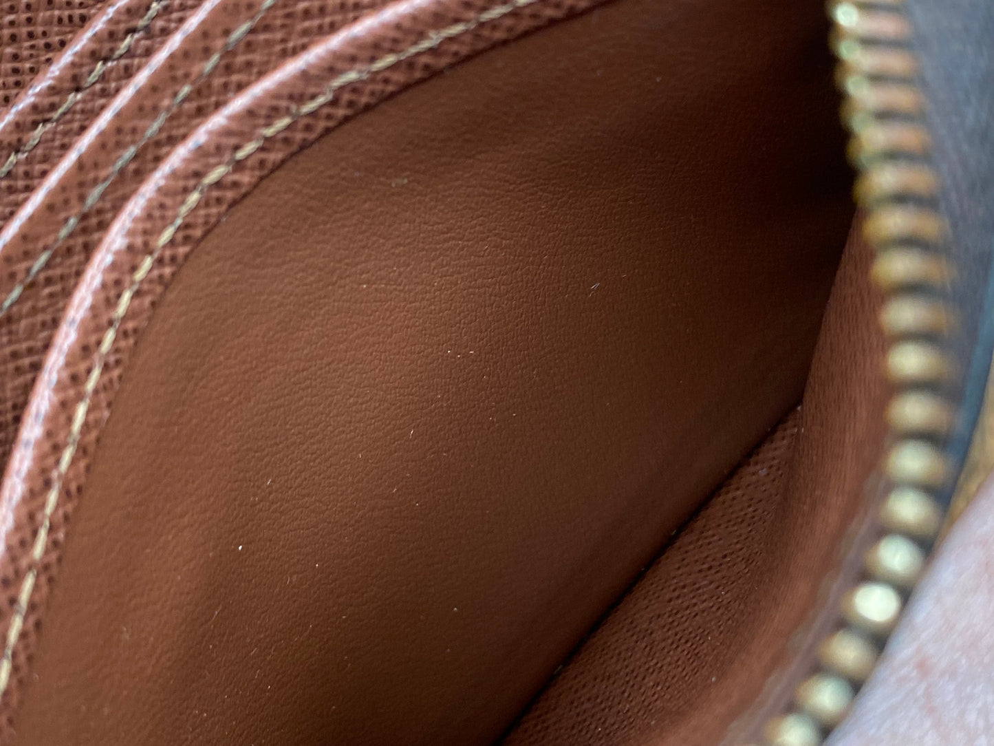 SHORT ZIPPY WALLET (microchip)