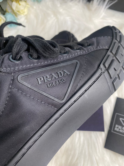 PRADA - LOWCUT SNEAKERS Unisex (Pre-loved)