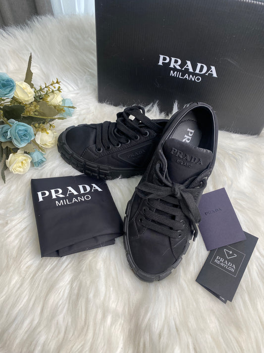 PRADA - LOWCUT SNEAKERS Unisex (Pre-loved)