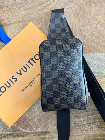 LOUIS VUITTON - GERONIMO in Damier Ebene