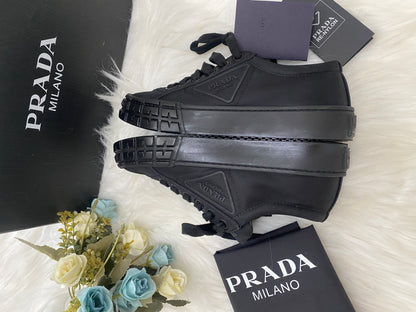 PRADA - LOWCUT SNEAKERS Unisex (Pre-loved)