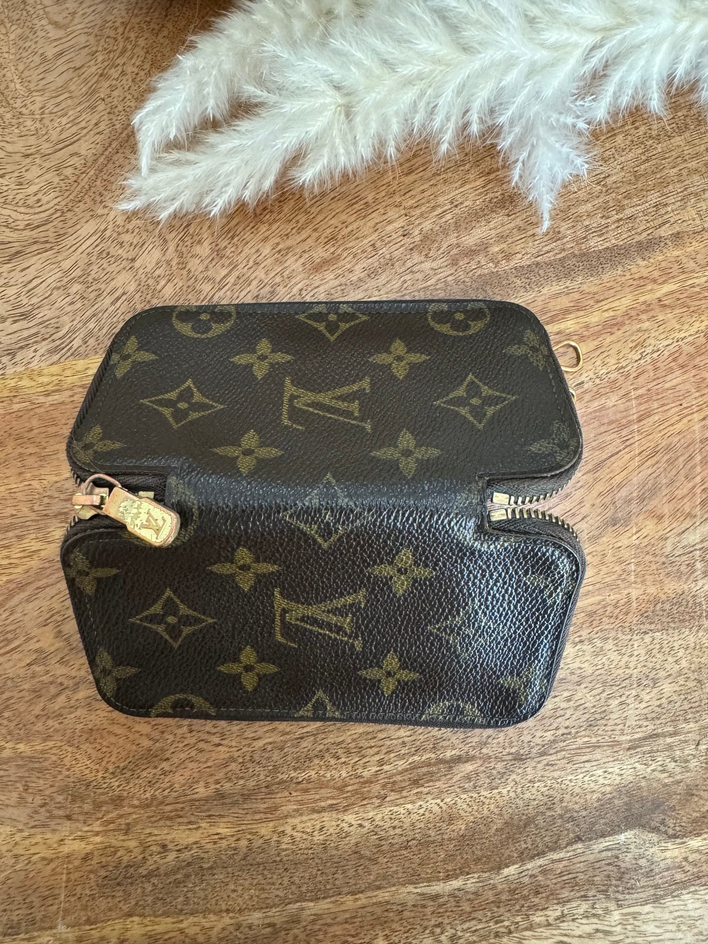 LOUIS VUITTON KEY HOLDER (Rare)