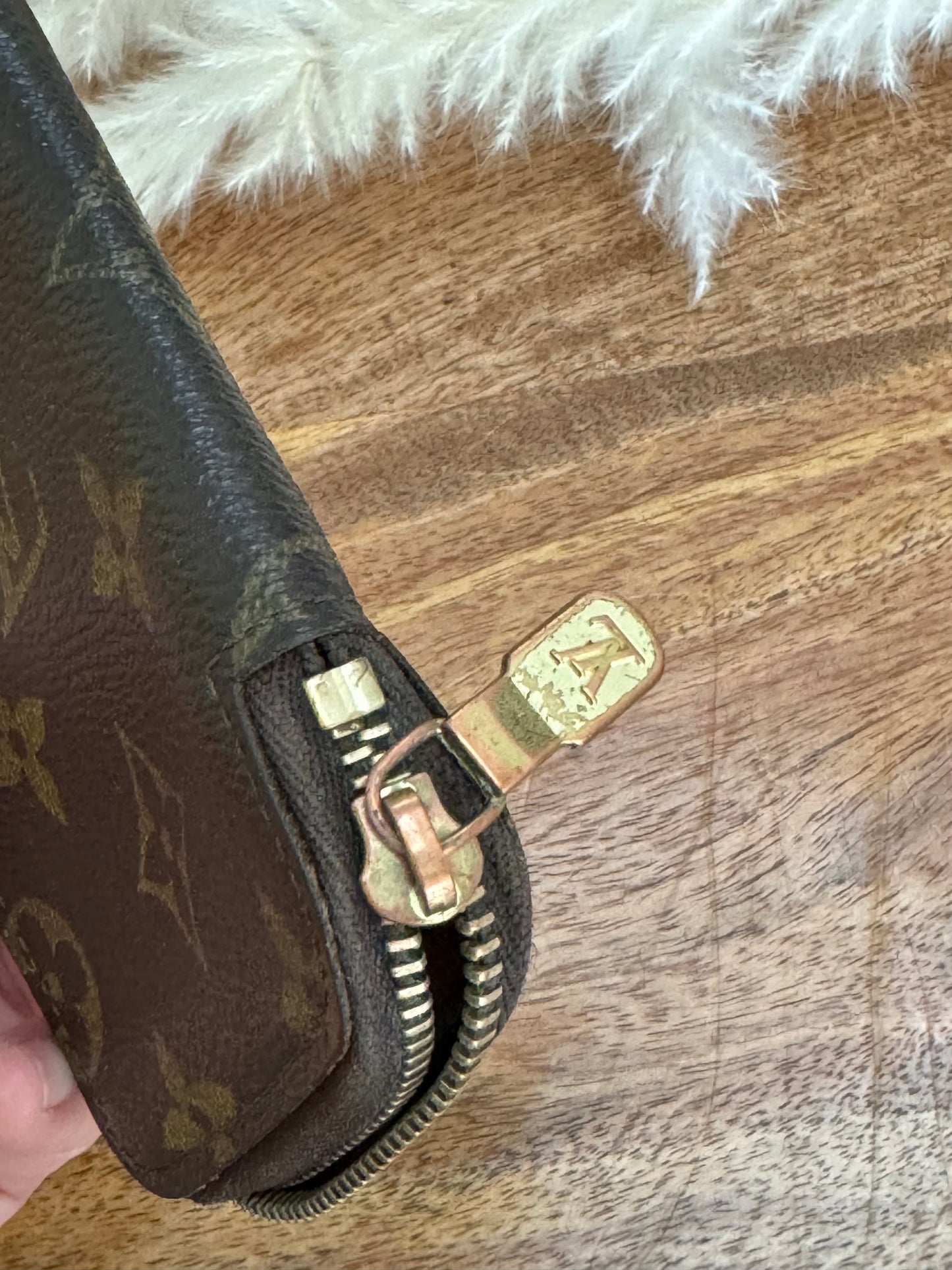 LOUIS VUITTON KEY HOLDER (Rare)