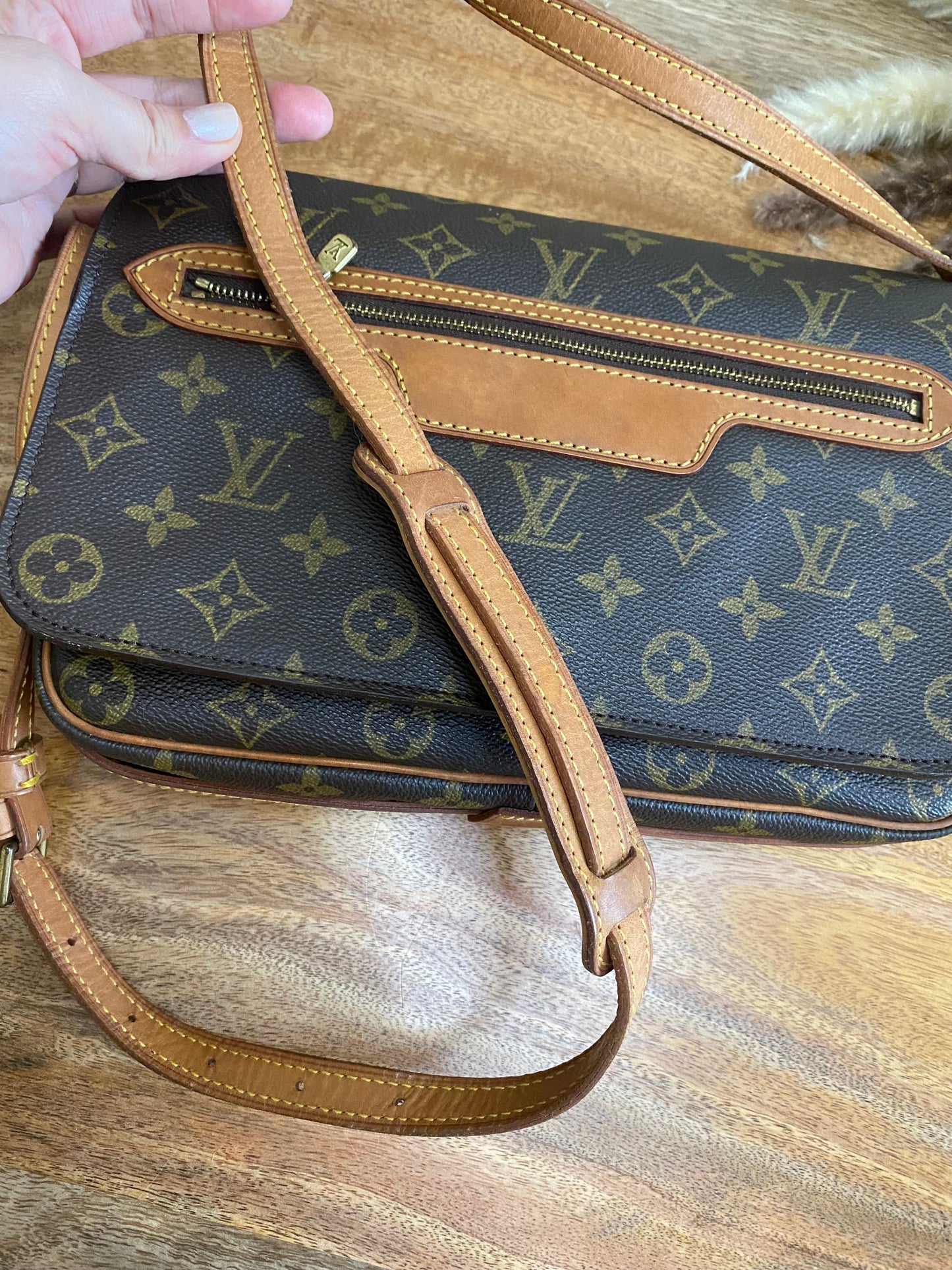 LOUIS VUITTON - SAINT GERMAIN SLING