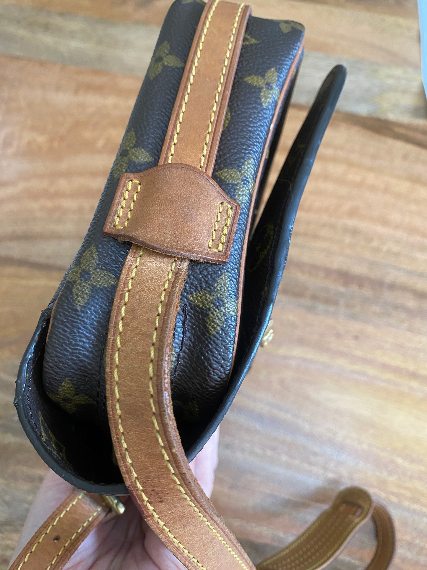 LOUIS VUITTON - JEAUN FILLE SLING