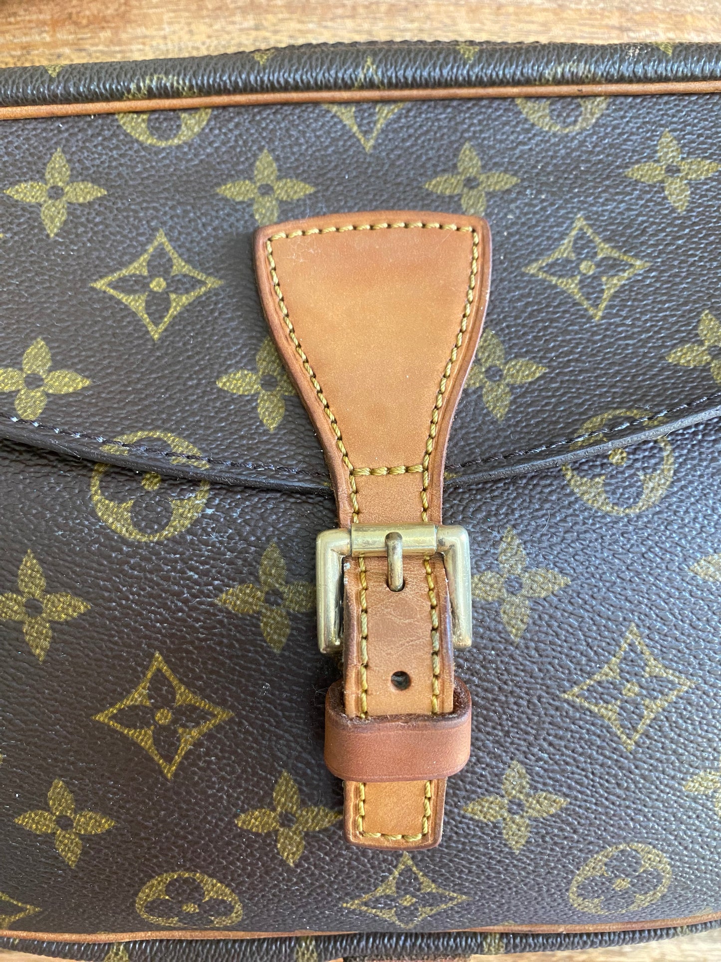 LOUIS VUITTON - JEAUN FILLE SLING