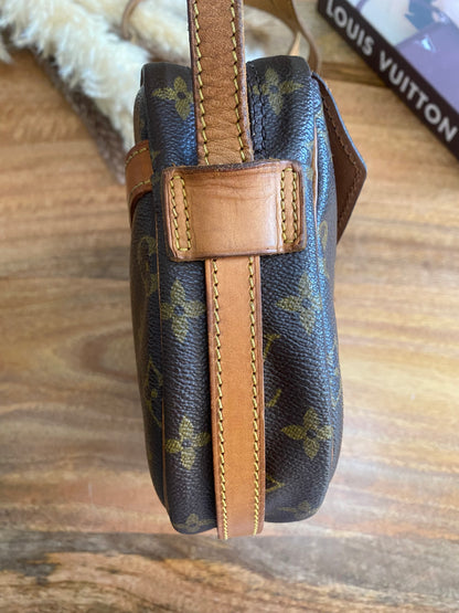 LOUIS VUITTON - JEAUN FILLE SLING