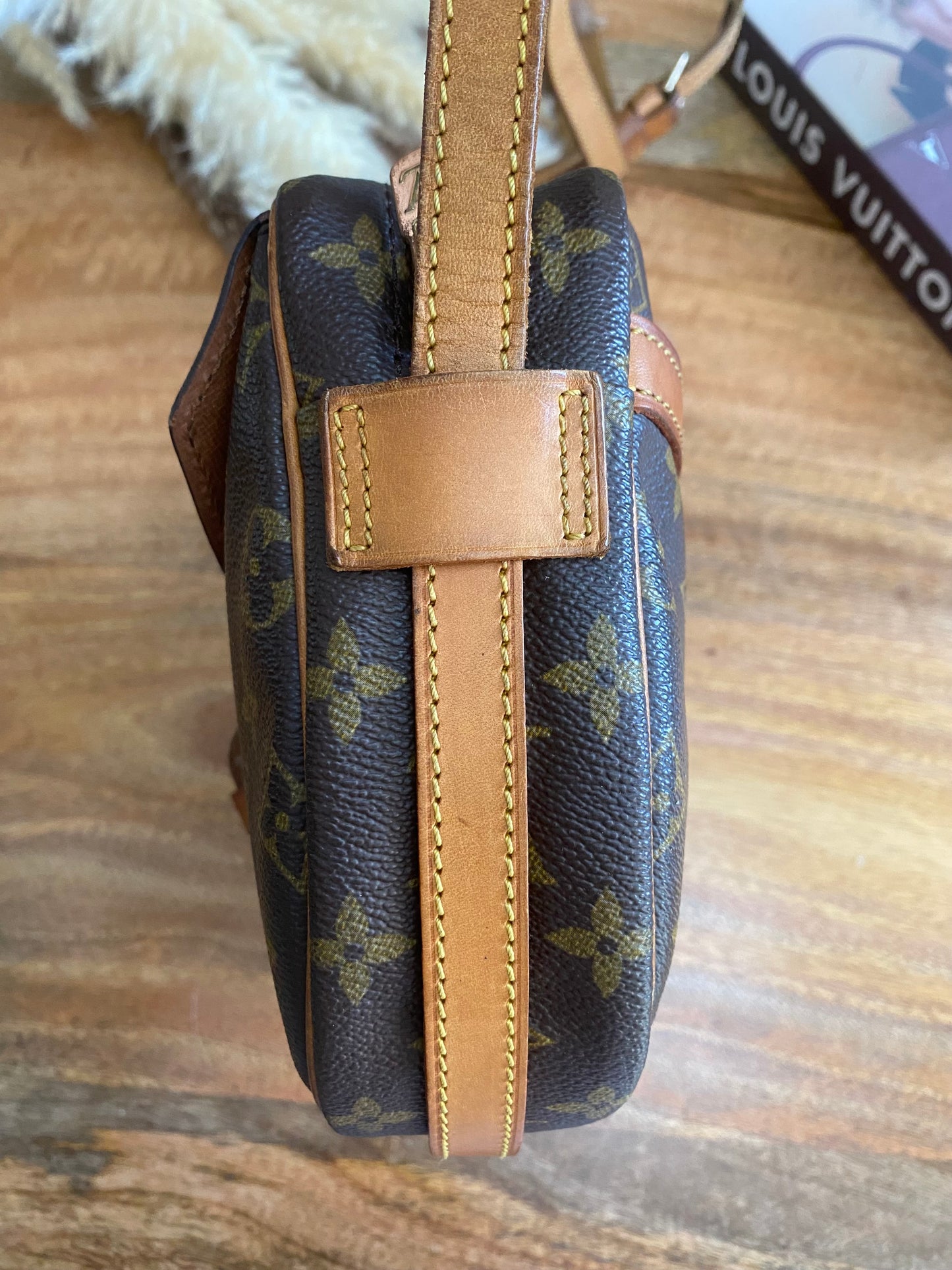 LOUIS VUITTON - JEAUN FILLE SLING