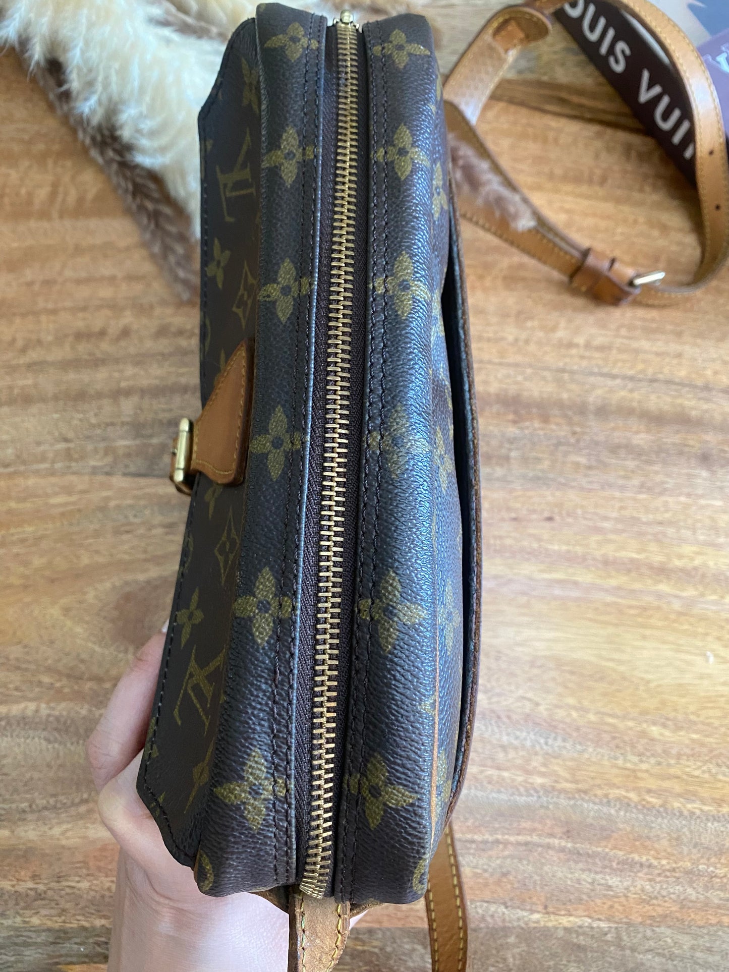 LOUIS VUITTON - JEAUN FILLE SLING