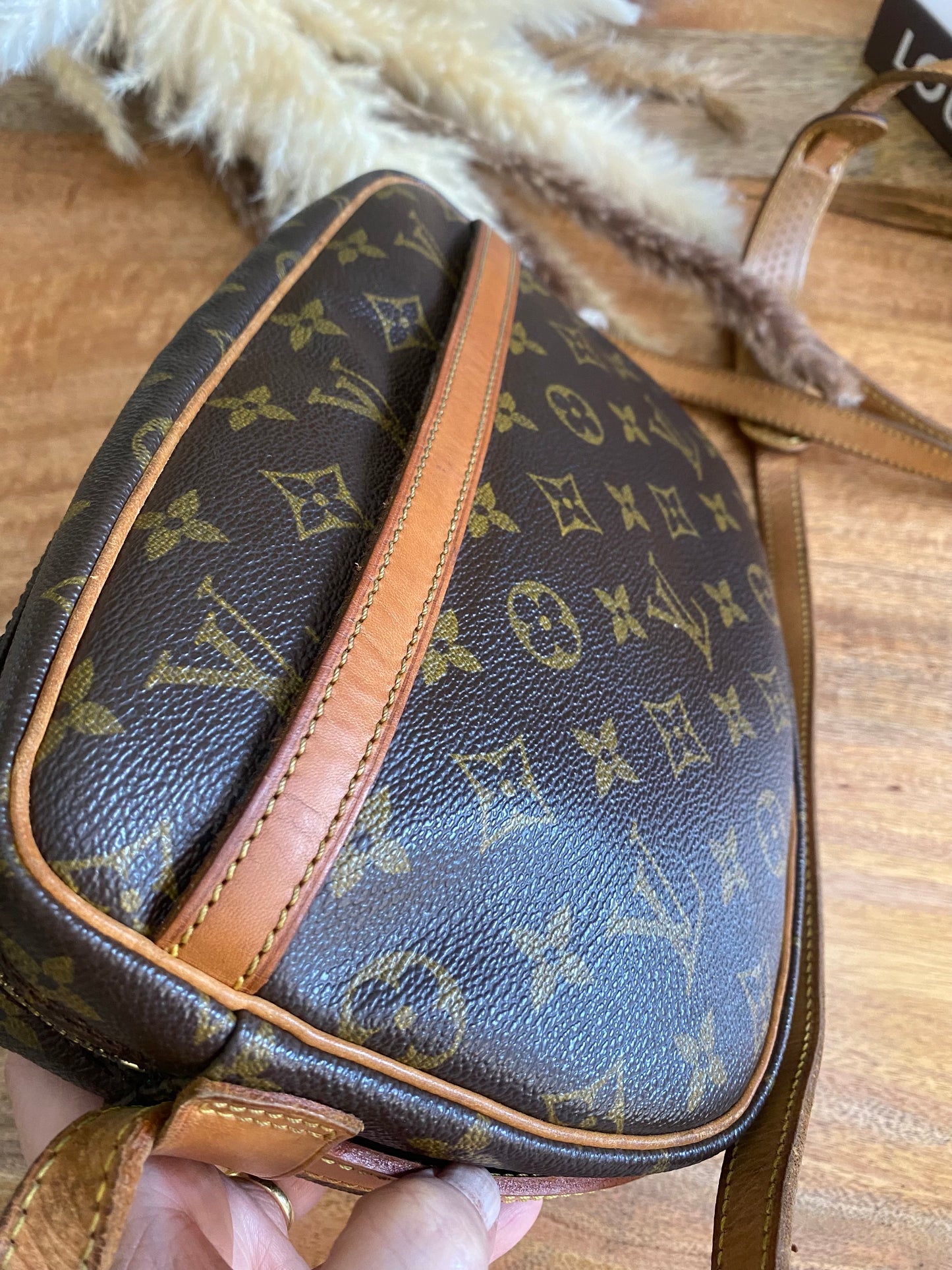 LOUIS VUITTON - JEAUN FILLE SLING