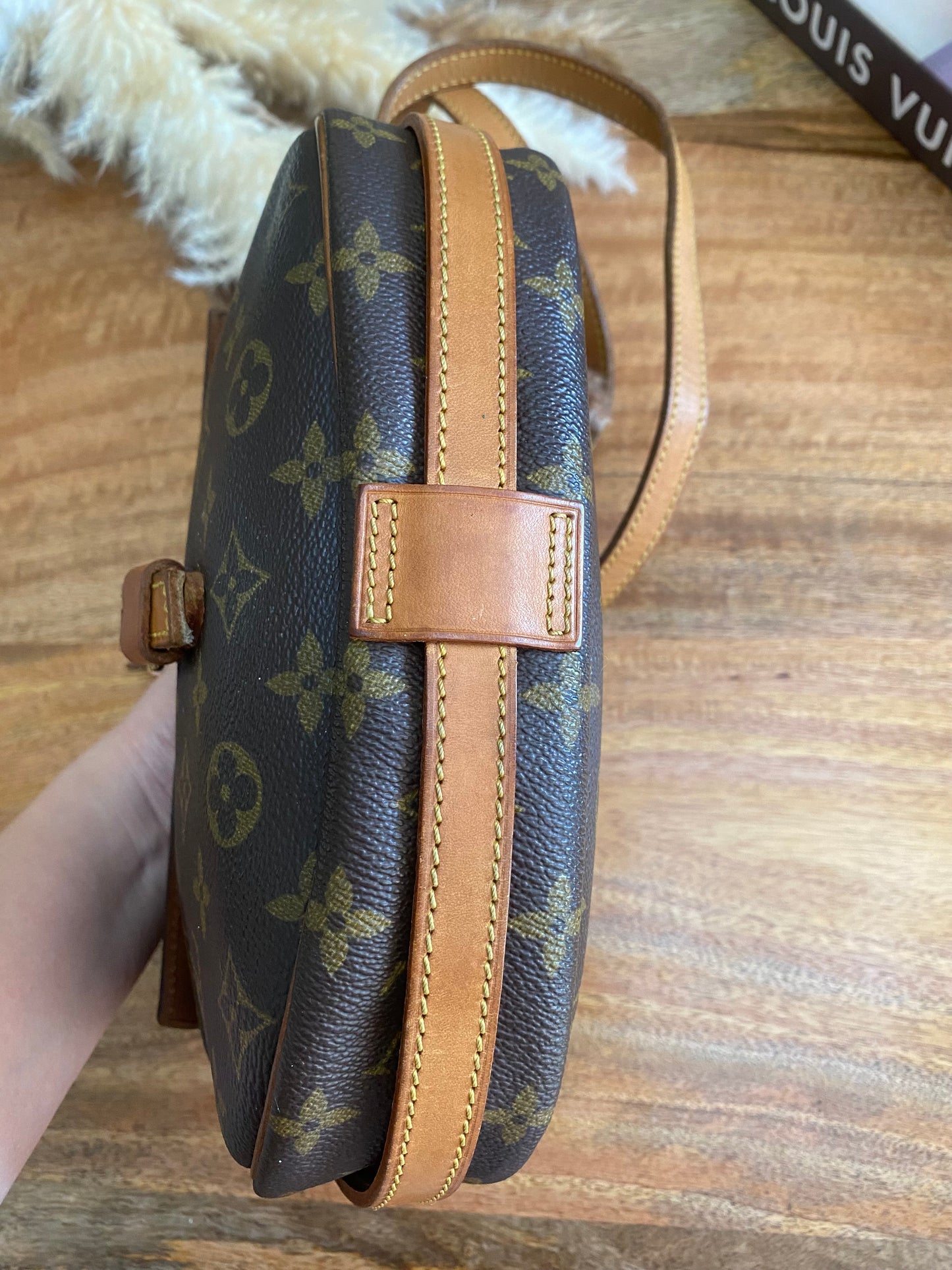 LOUIS VUITTON - JEAUN FILLE SLING