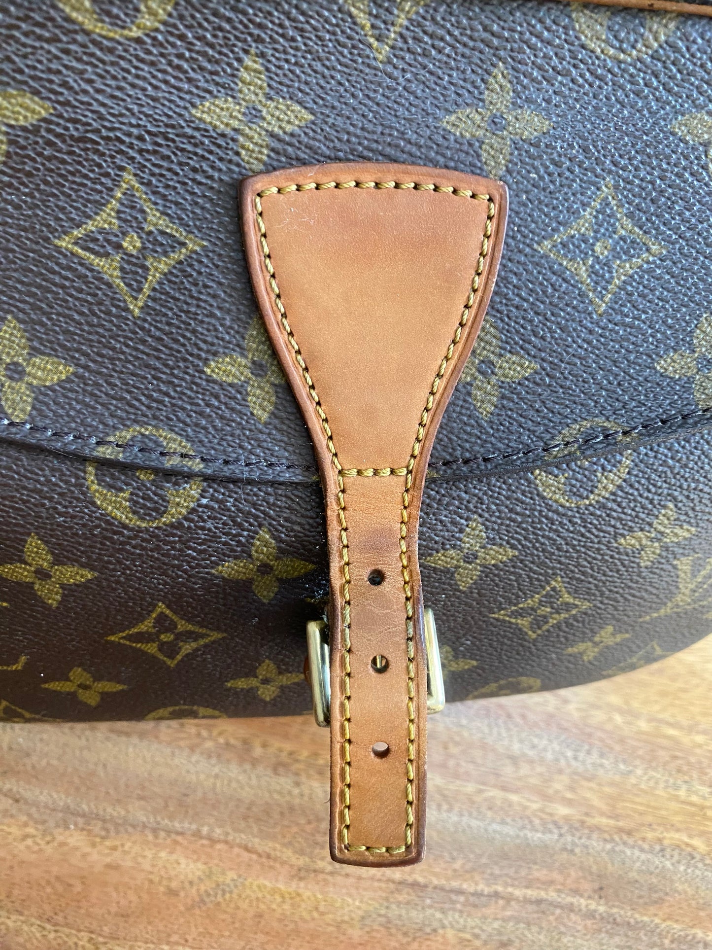 LOUIS VUITTON - JEAUN FILLE SLING