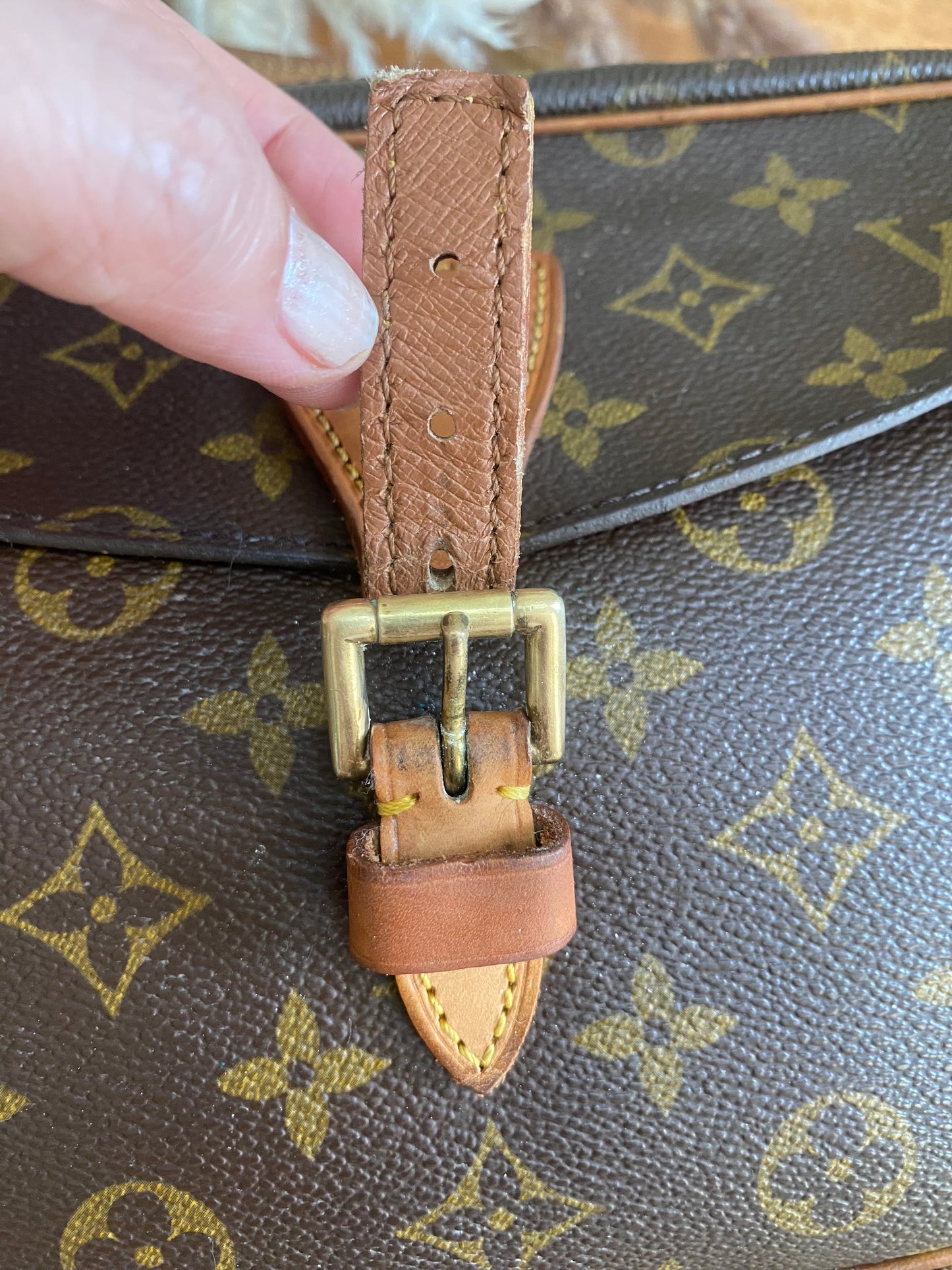 LOUIS VUITTON - JEAUN FILLE SLING