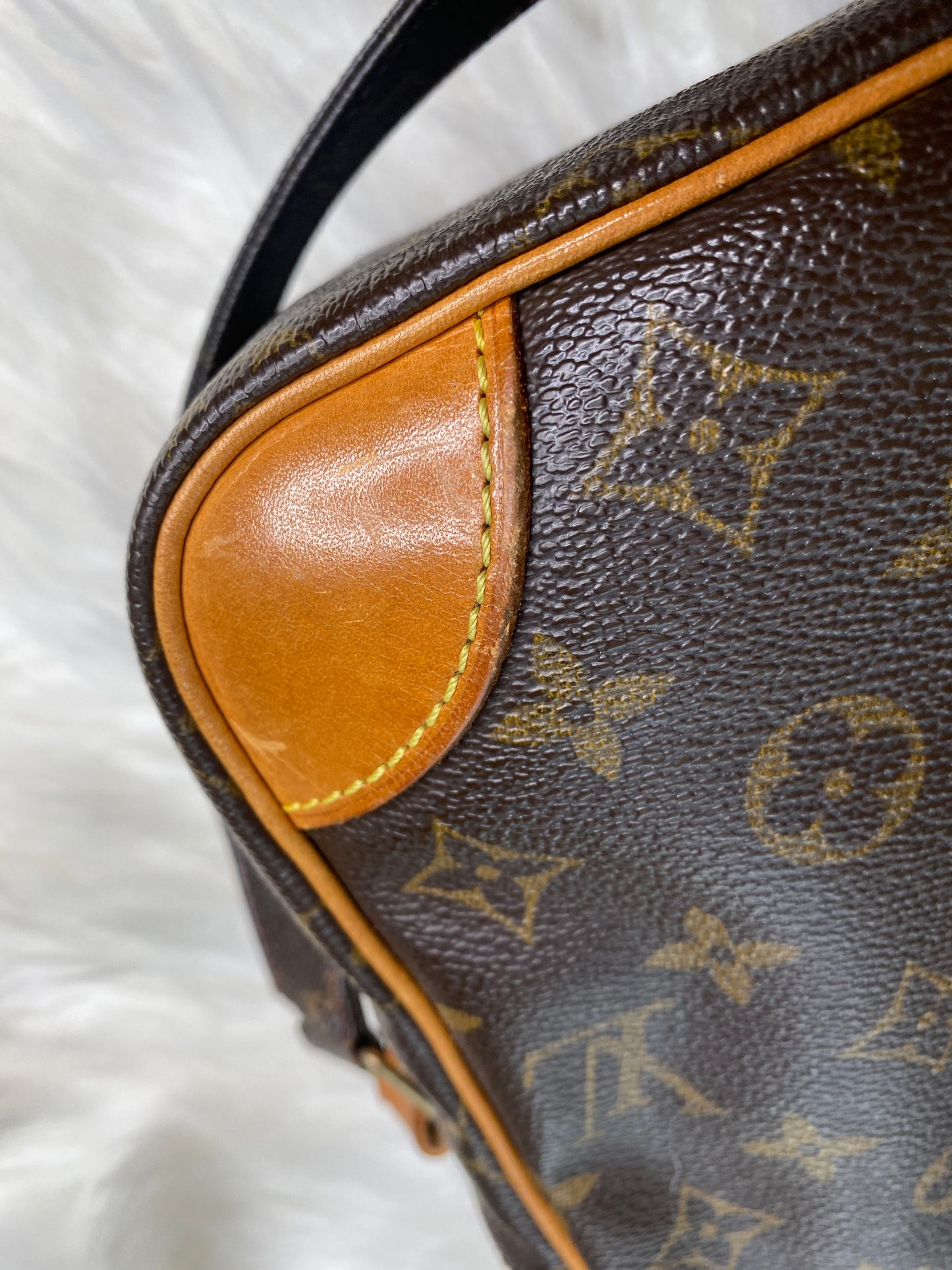 LOUIS VUITTON MESSENGER NILE (Rank B)