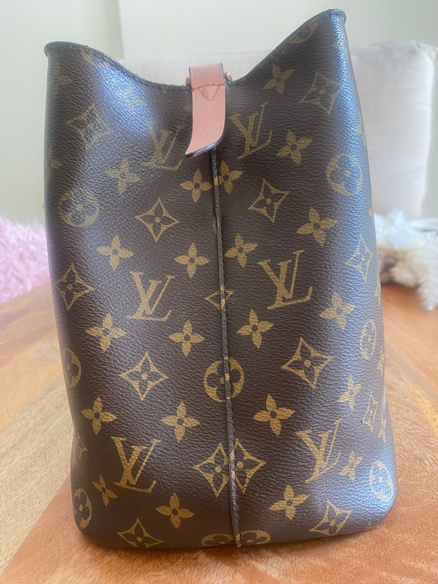 LOUIS VUITTON NEO NOE MM (in Rose Poudre color)