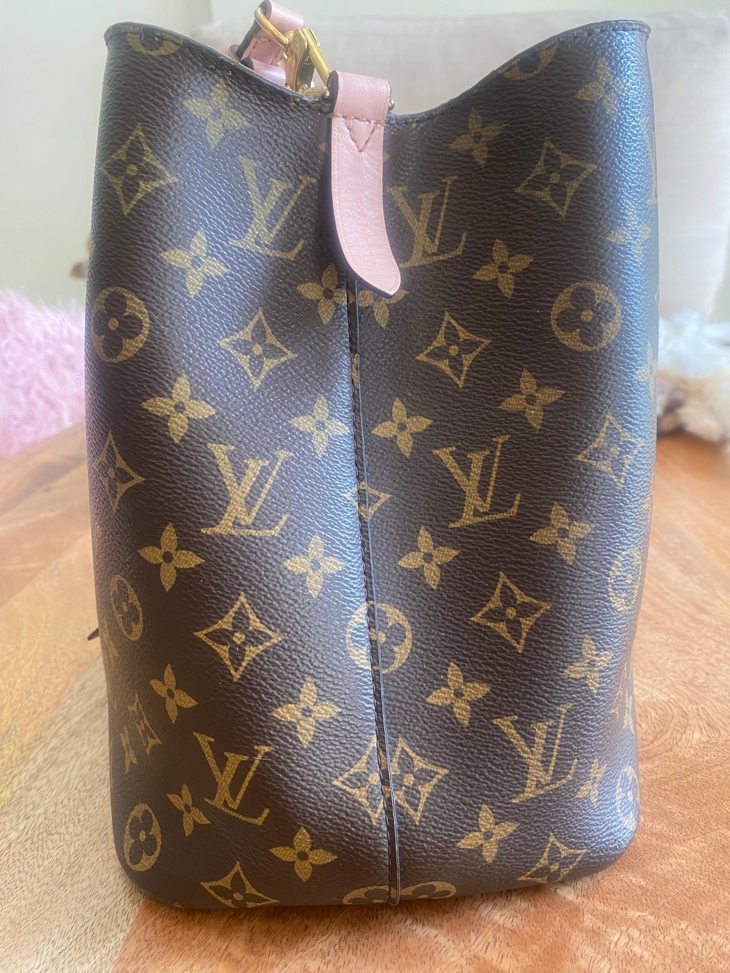 LOUIS VUITTON NEO NOE MM (in Rose Poudre color)